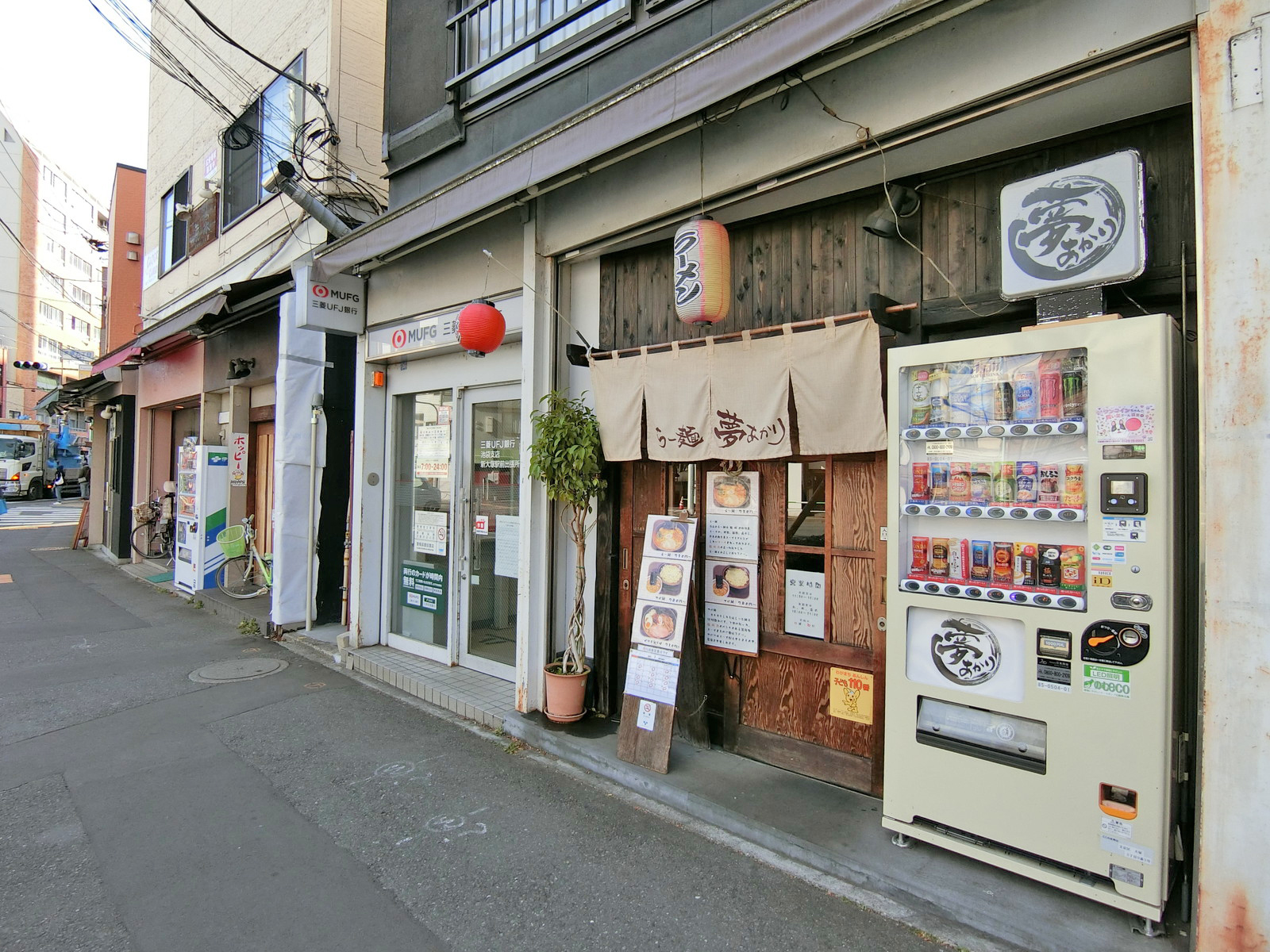 付近には飲食店が充実