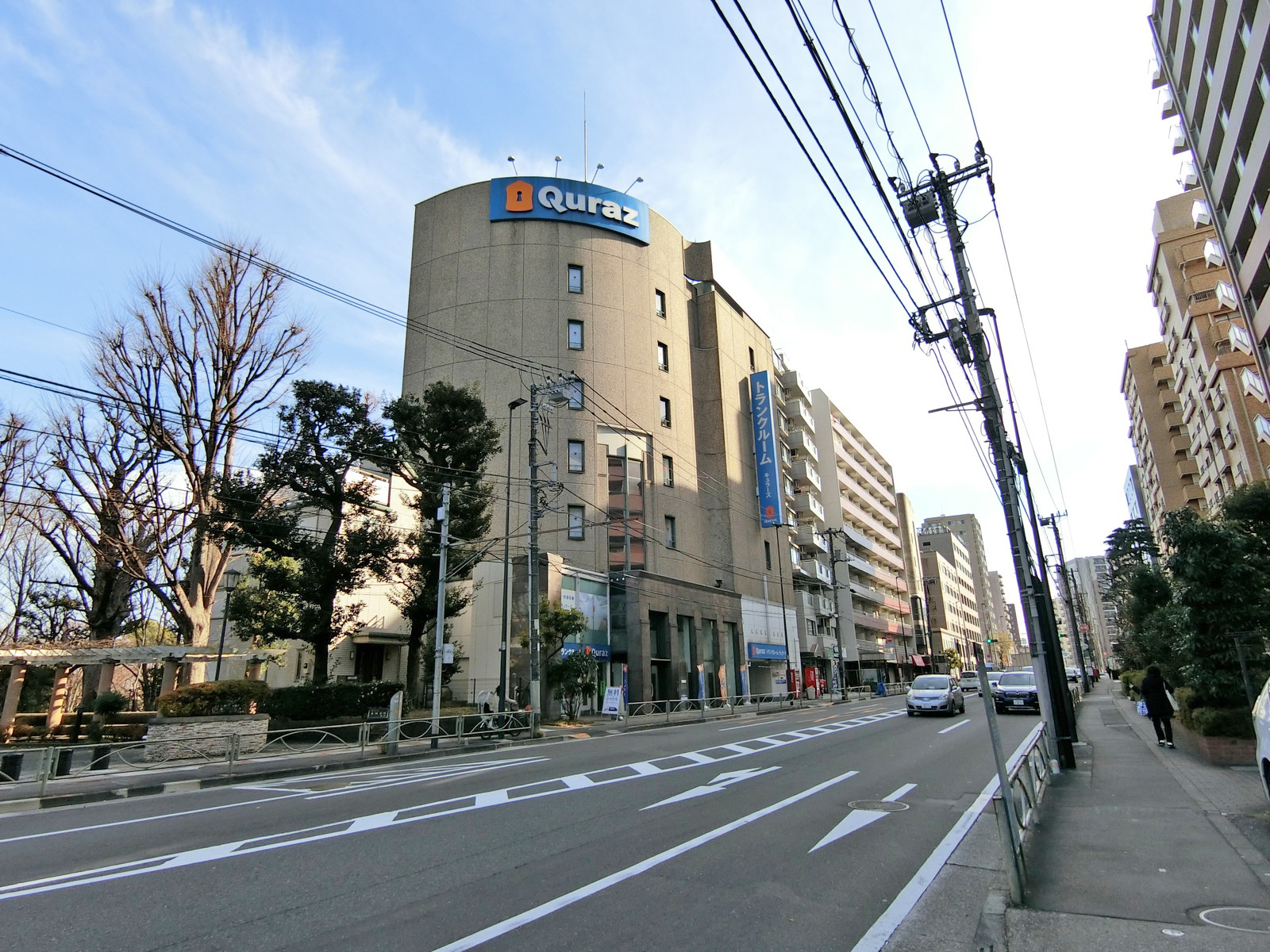 春日通り沿いに立地