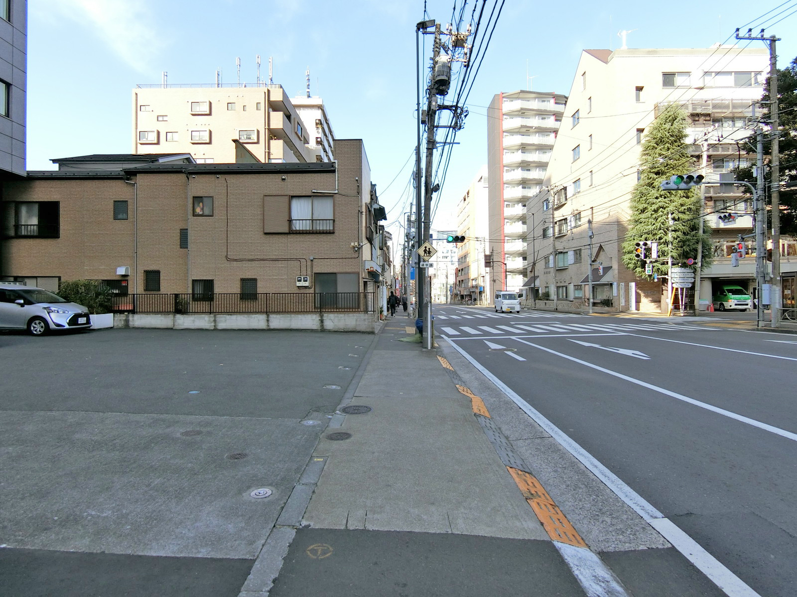 ワイビル前面の通り