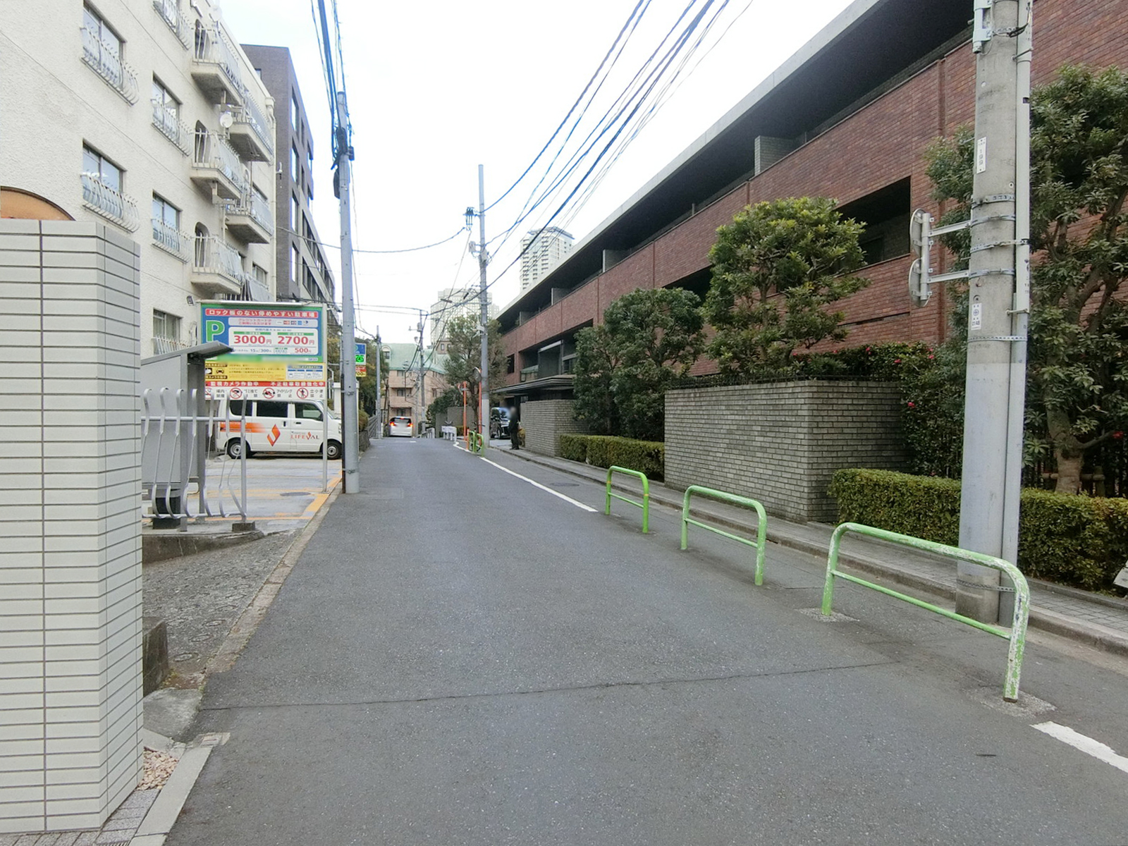 高會堂ビル前面の通り