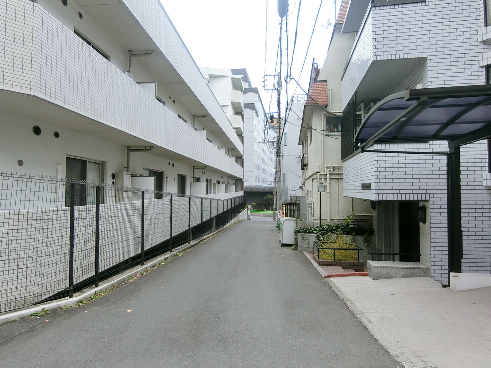 赤坂メルクビル前面の通り