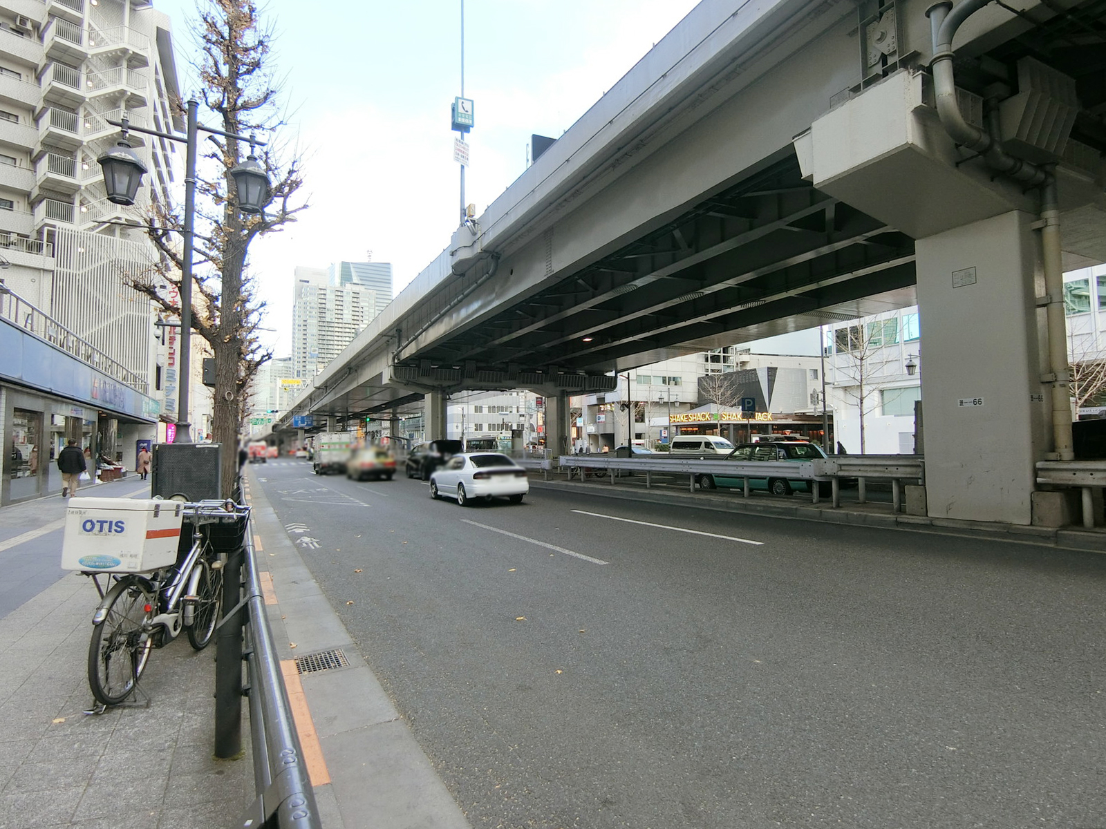 第3大栄ビル前面の六本木通り
