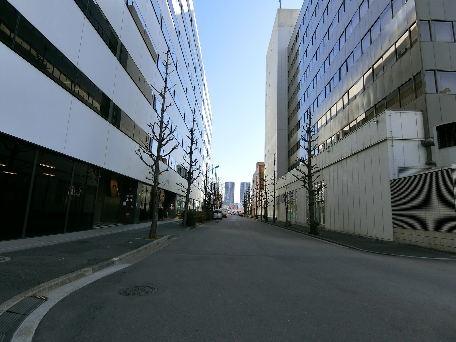 オフィスビル前面の通り