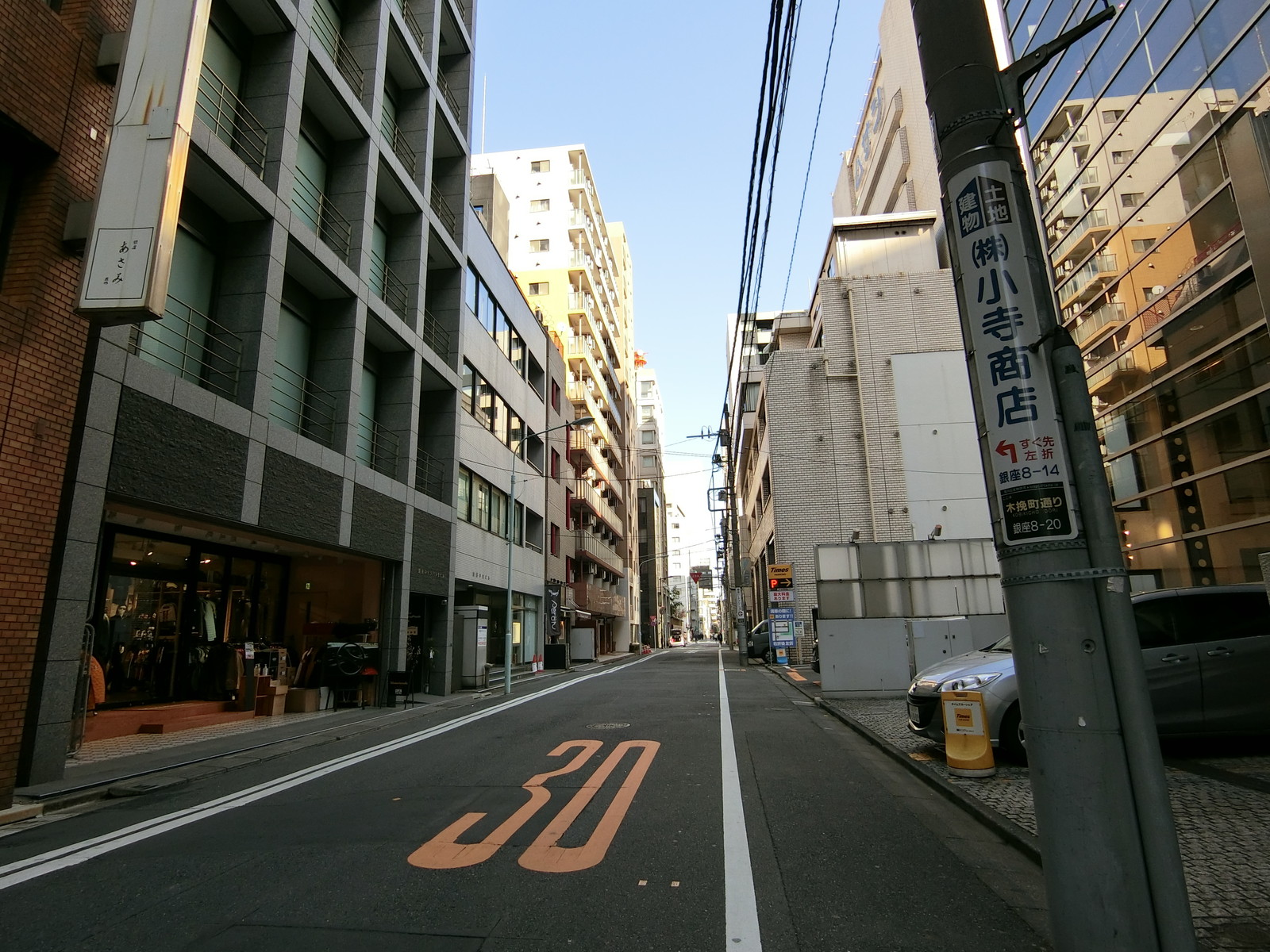 オフィスビル前面の通り