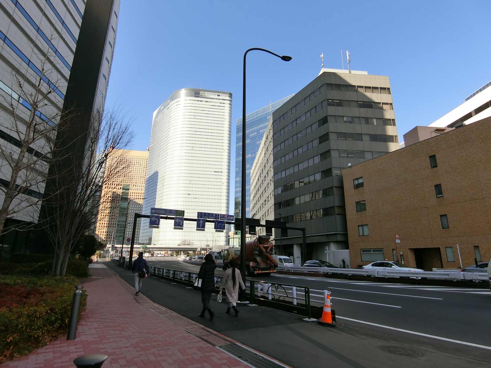 オフィスビル前面の新大橋通り