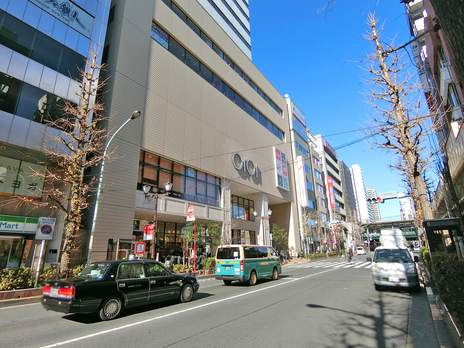 周辺はオフィスや店舗が多いエリア