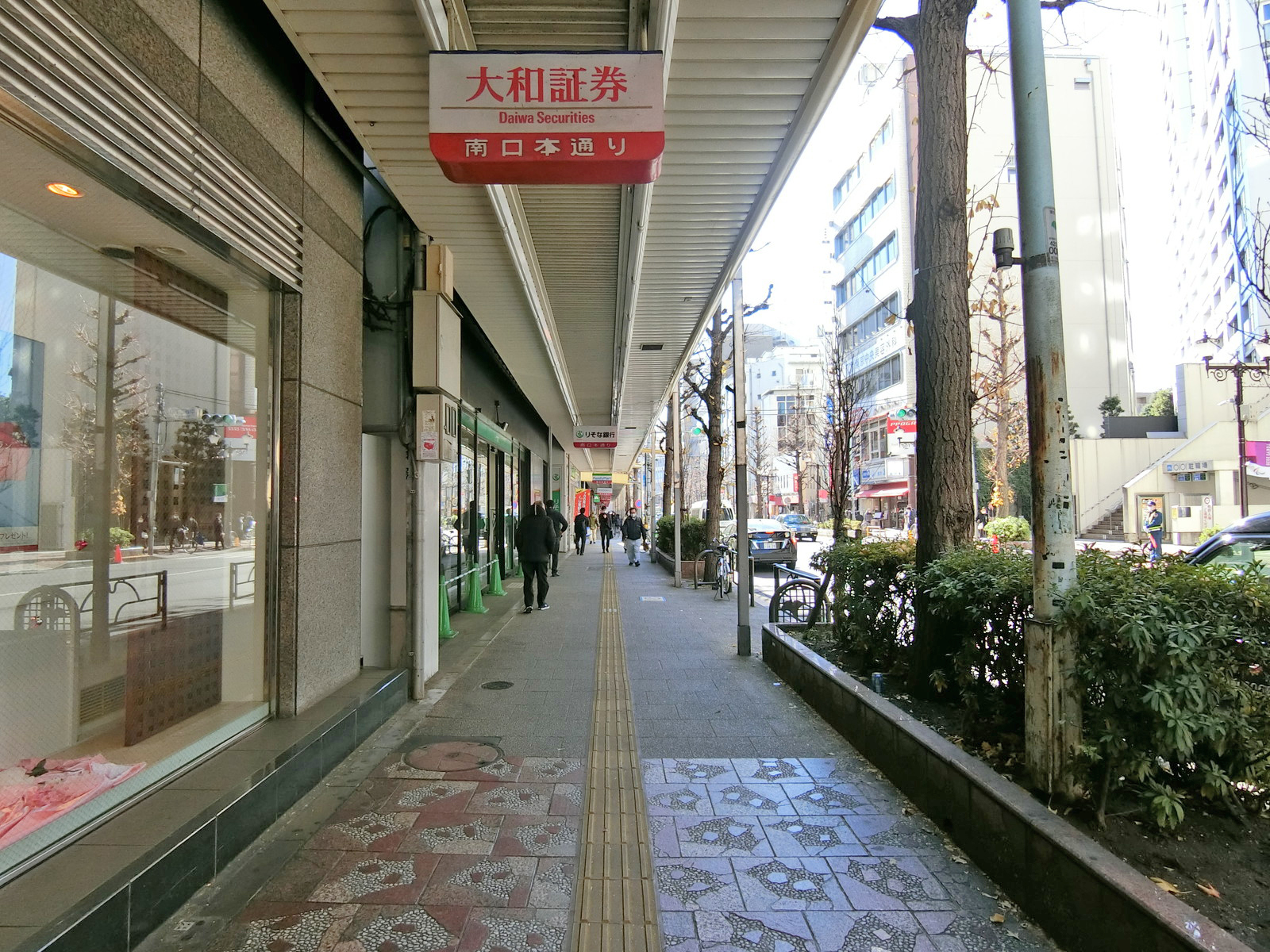 マルニビル前面の通り