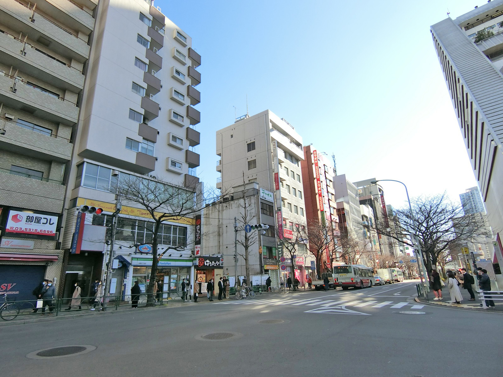 周辺はオフィスや店舗が多いエリア