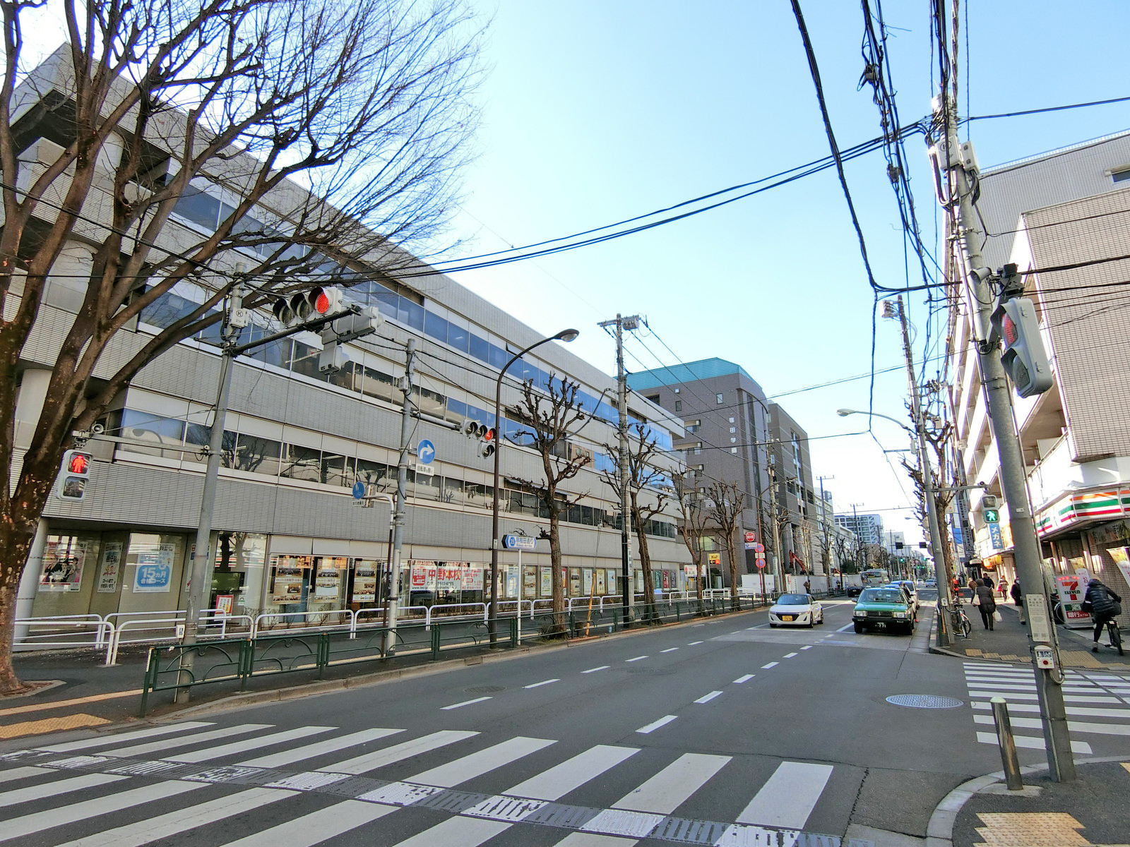 周辺はオフィスや店舗が多いエリア