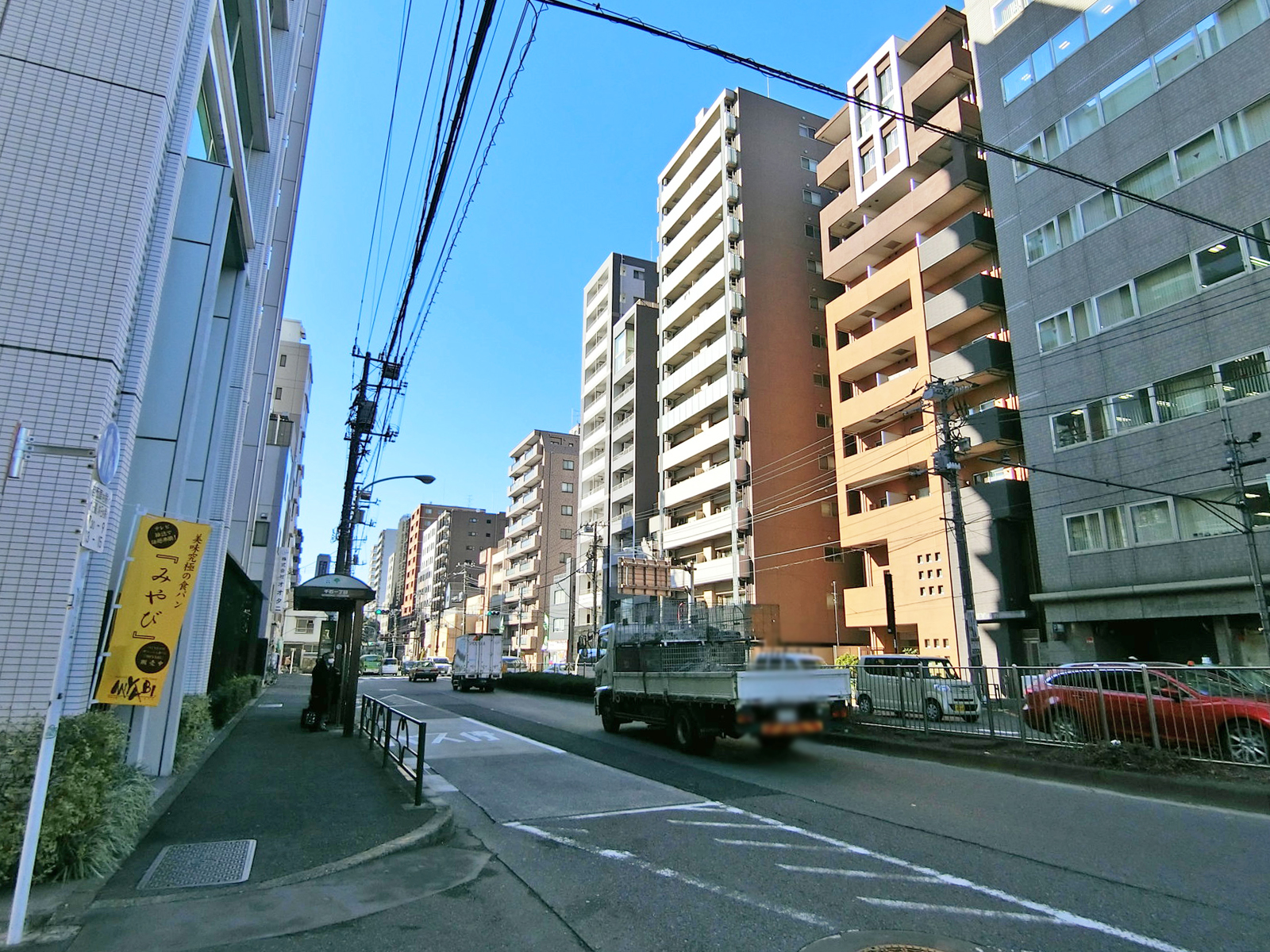 三和第1ビル前面の不忍通り