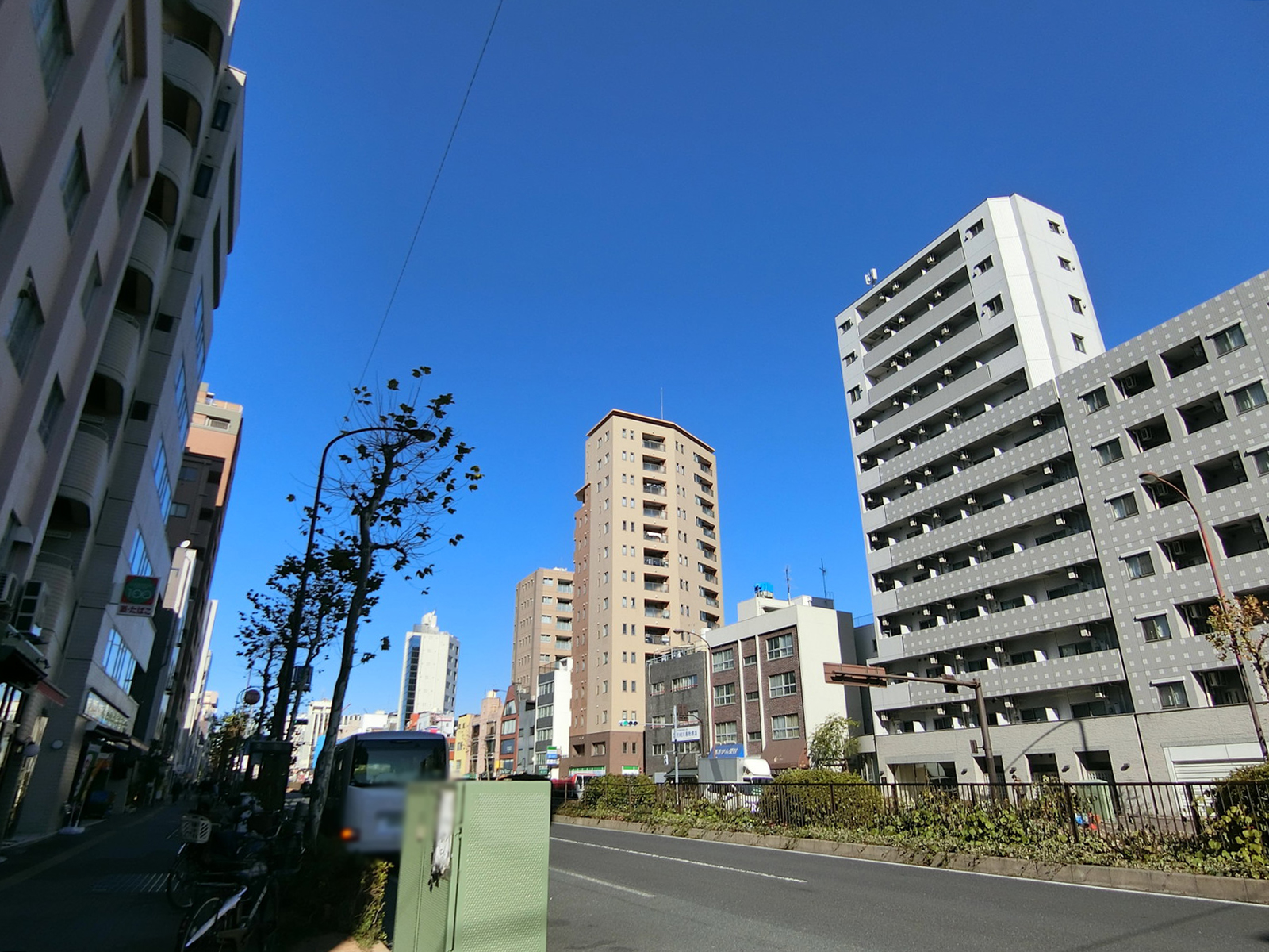 千石長谷川ビル前面の白山通り