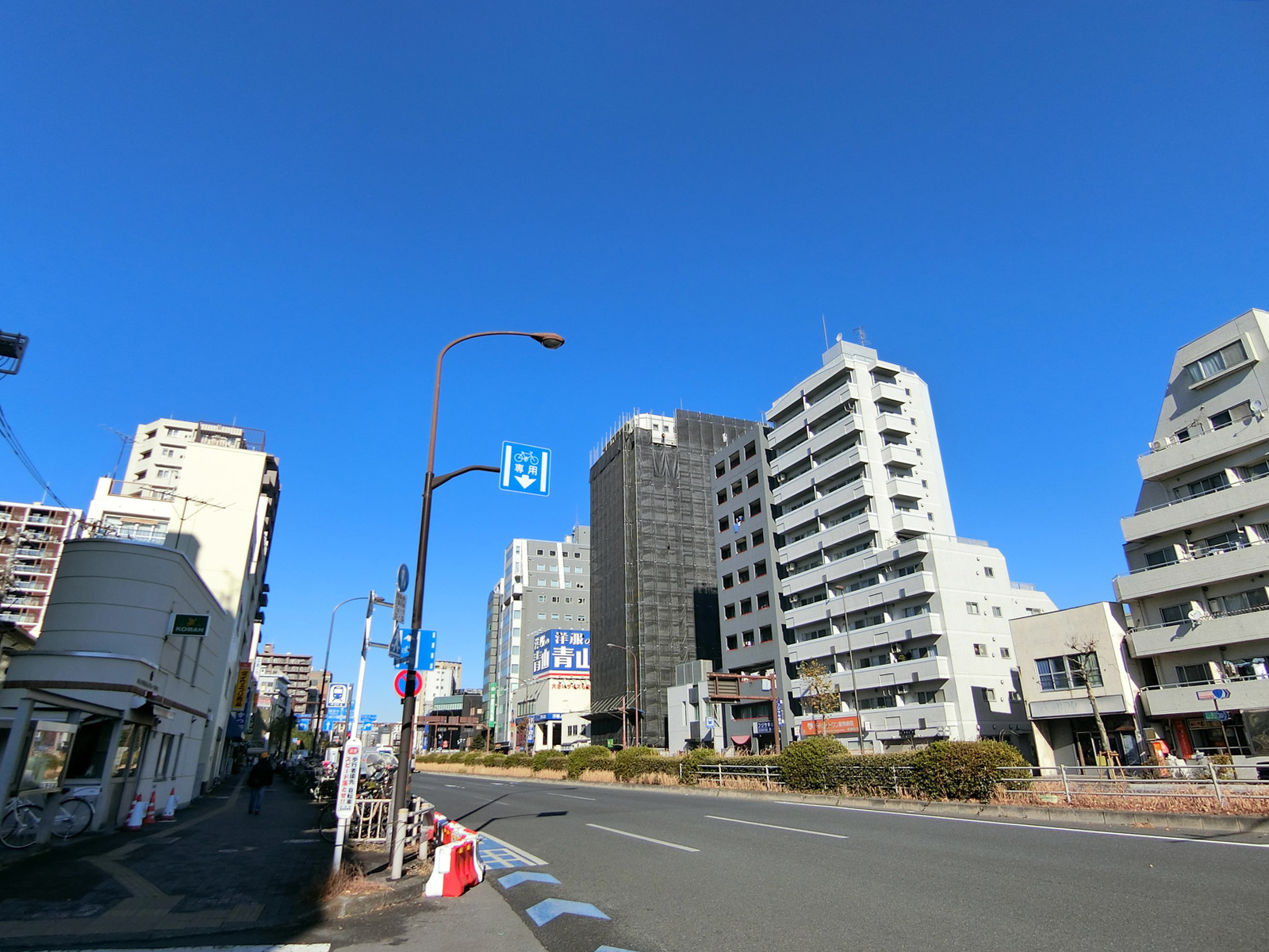 四季ビル千石前面の白山通り