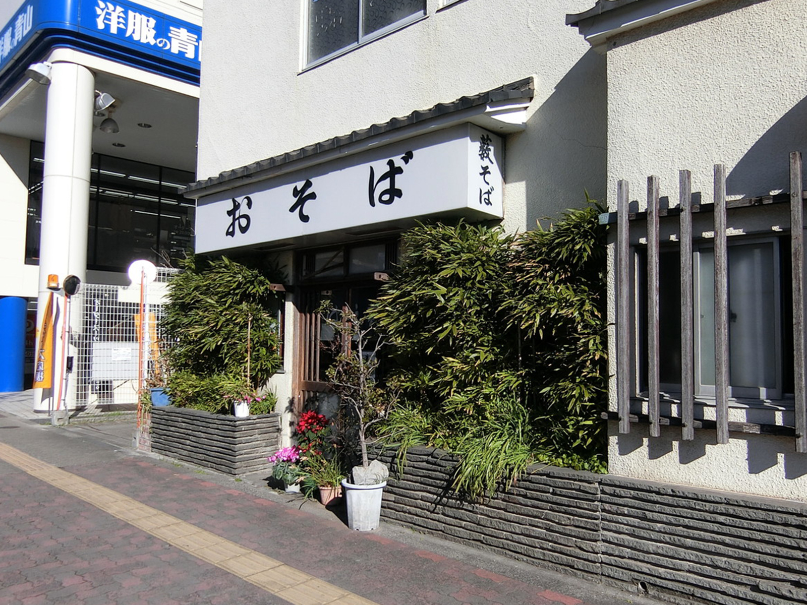 徒歩圏内には飲食店があり