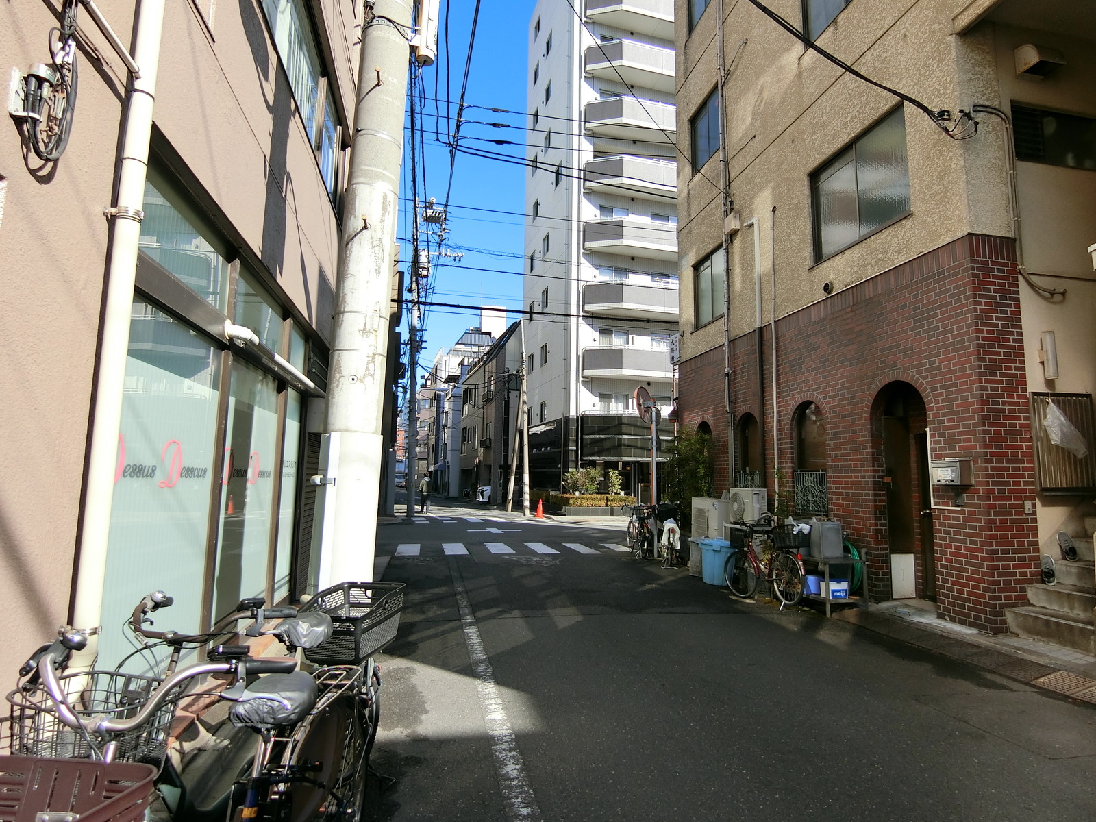 日の出ビル前面の通り