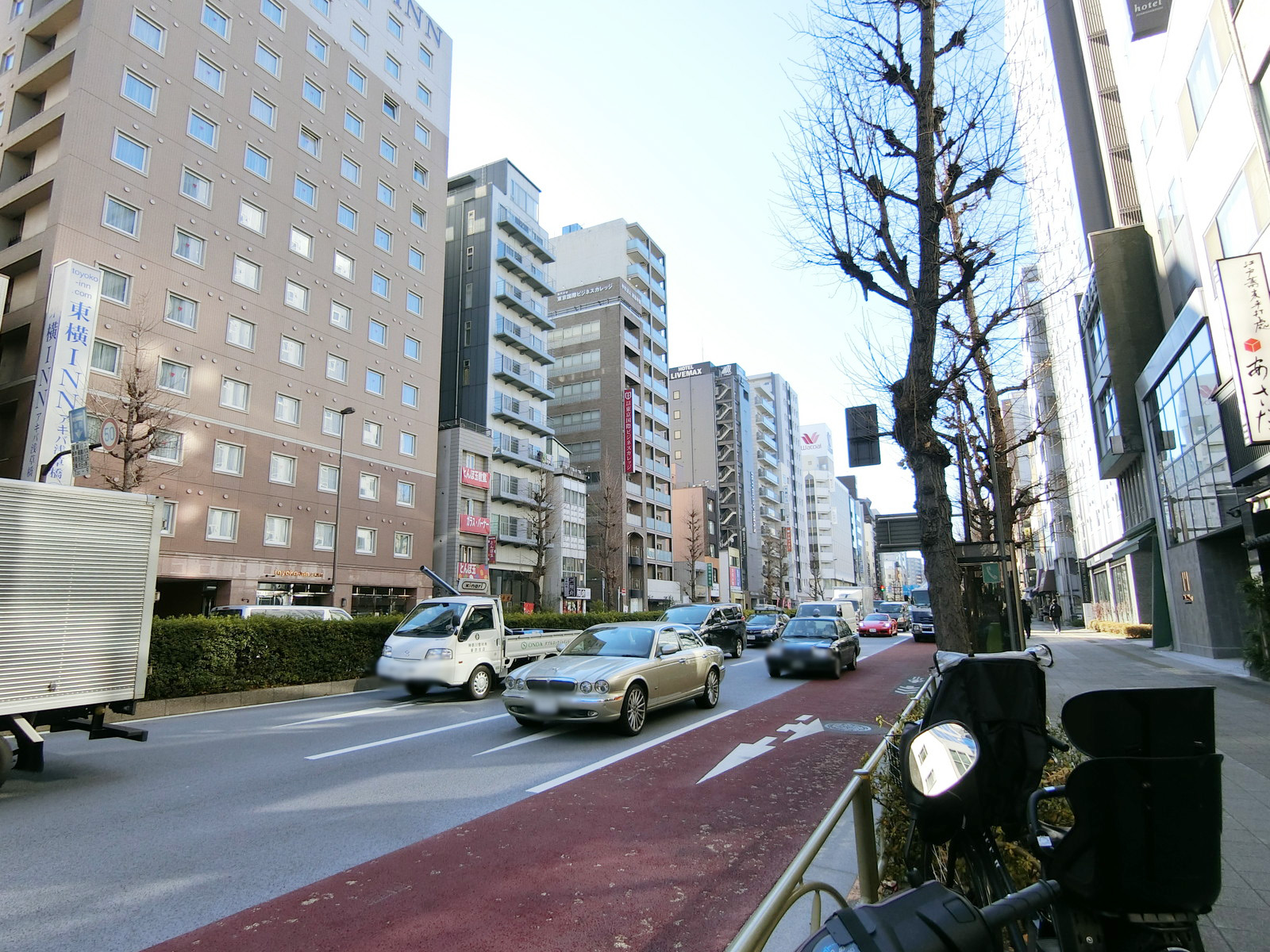 マルケービル前面の江戸通り