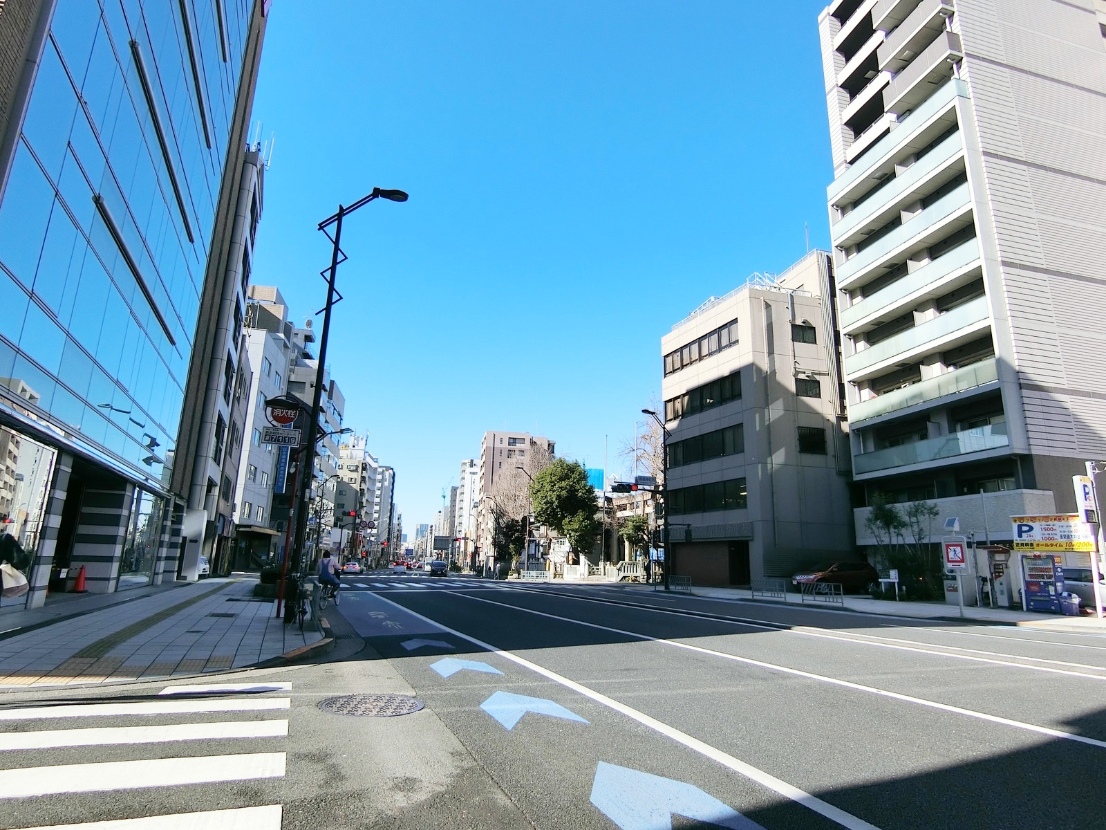 服部ビル前面の蔵前橋通り