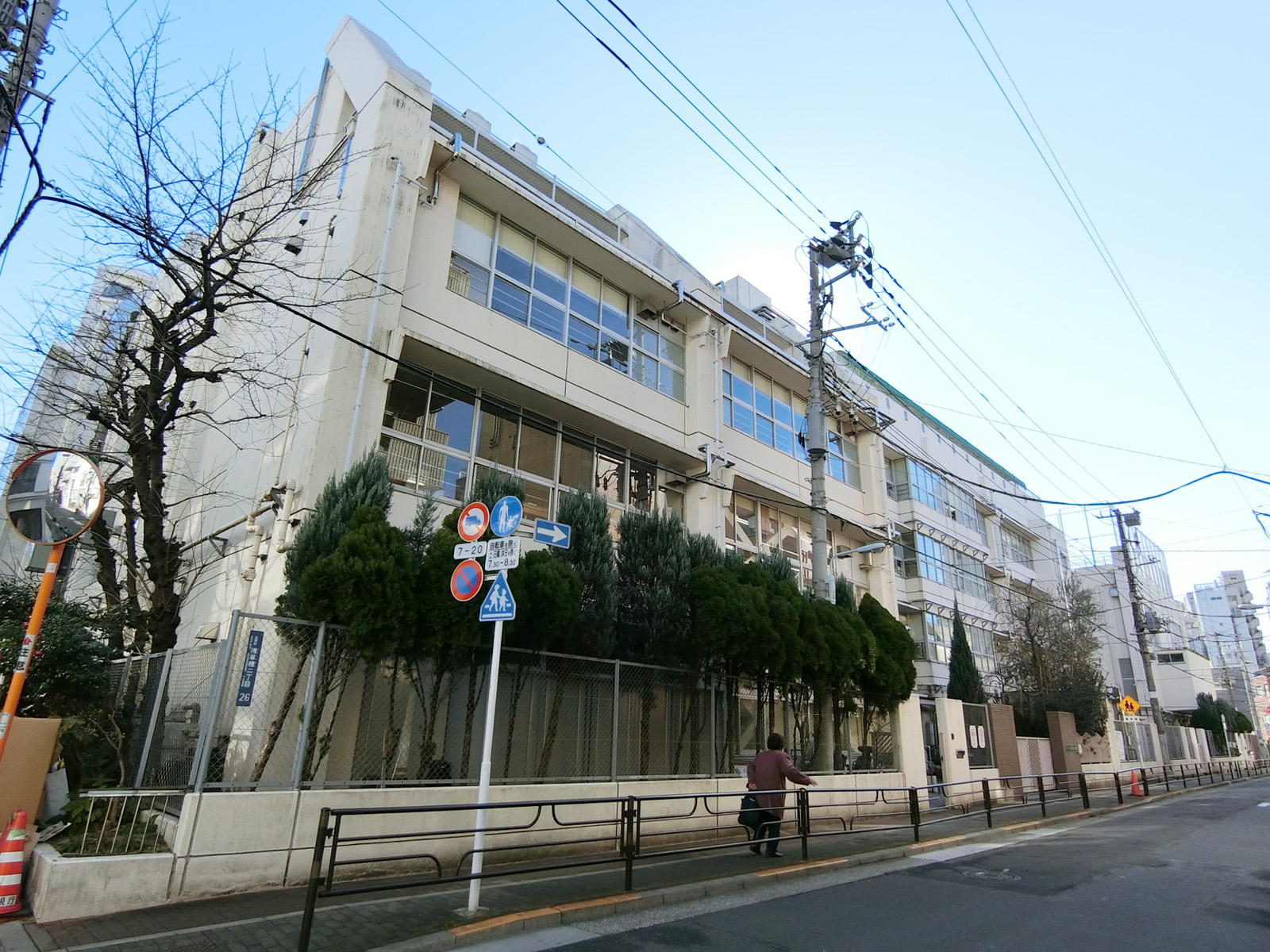 近くの台東区立台東育英小学校