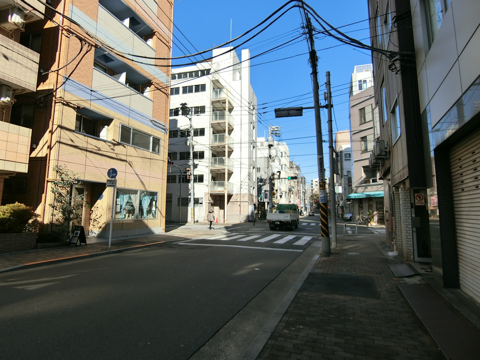 ESTビル前面の通り