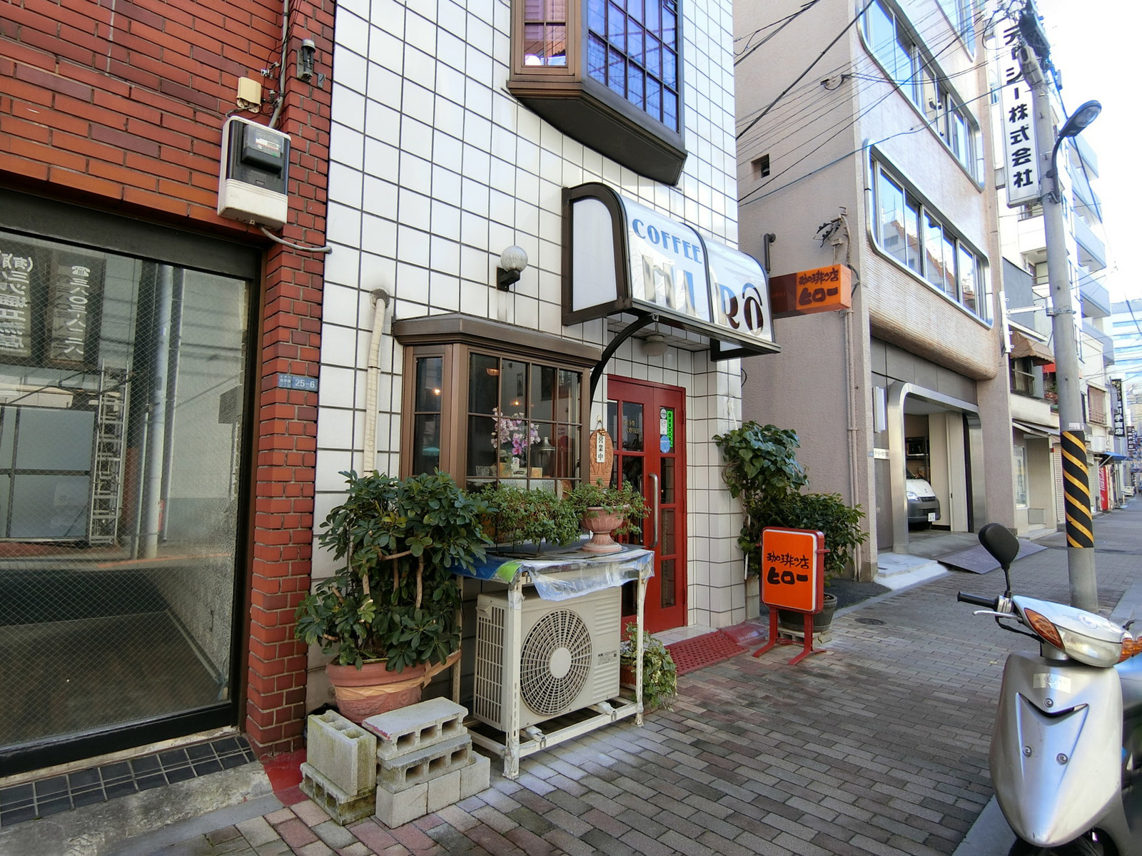 隣のカフェ