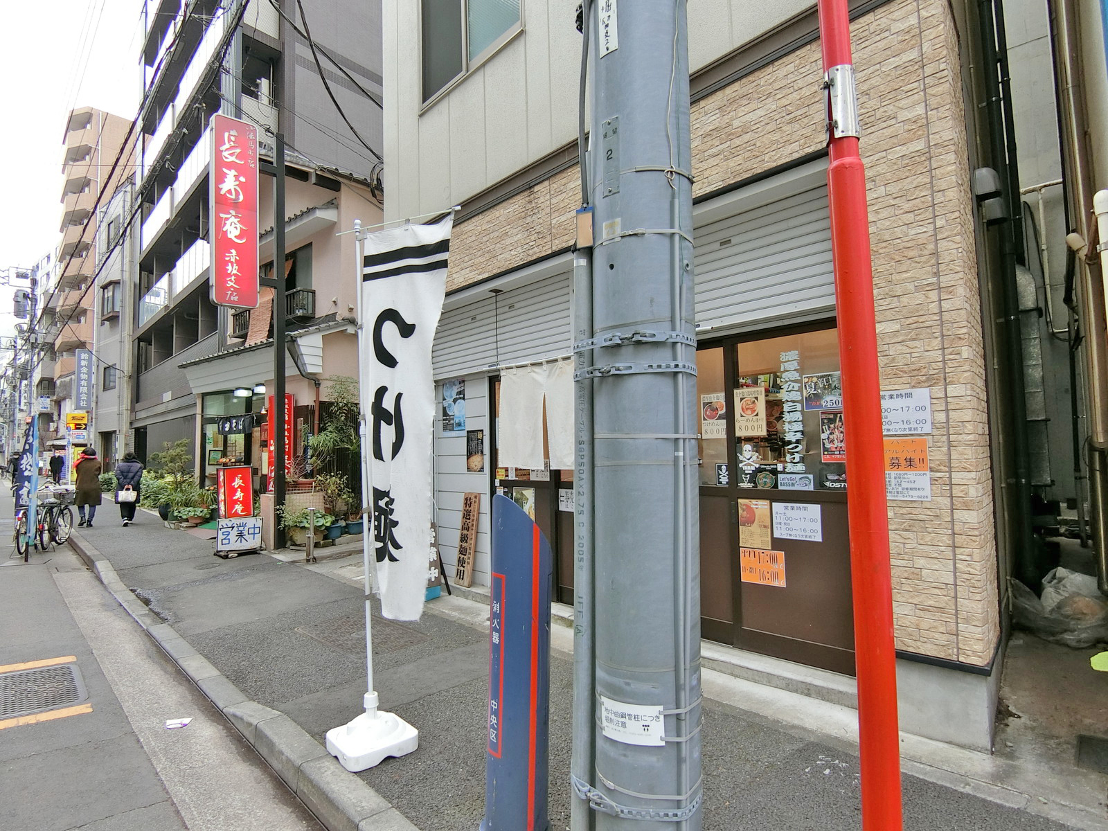 付近には飲食店が充実