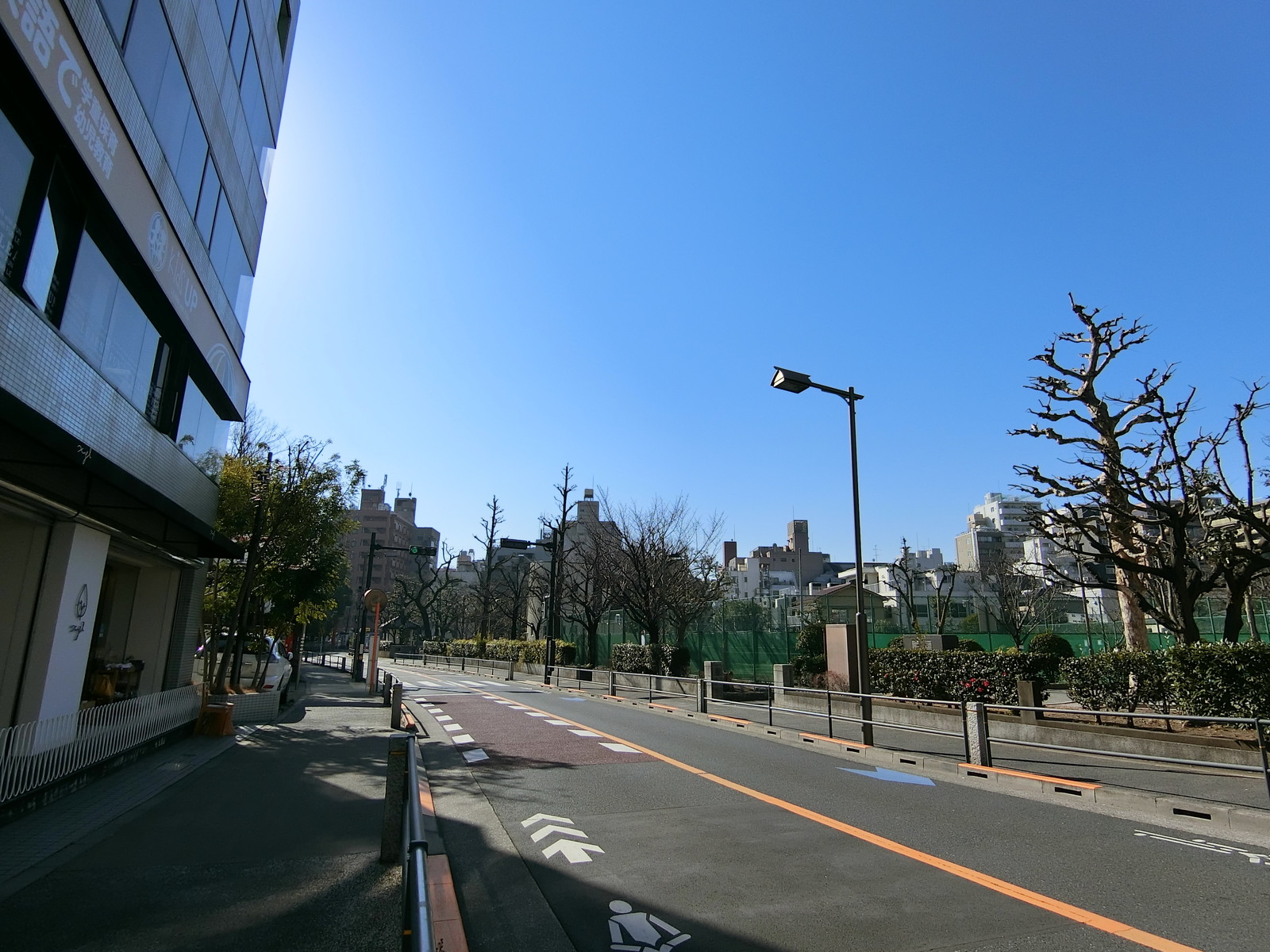 オフィスビル前面の通り