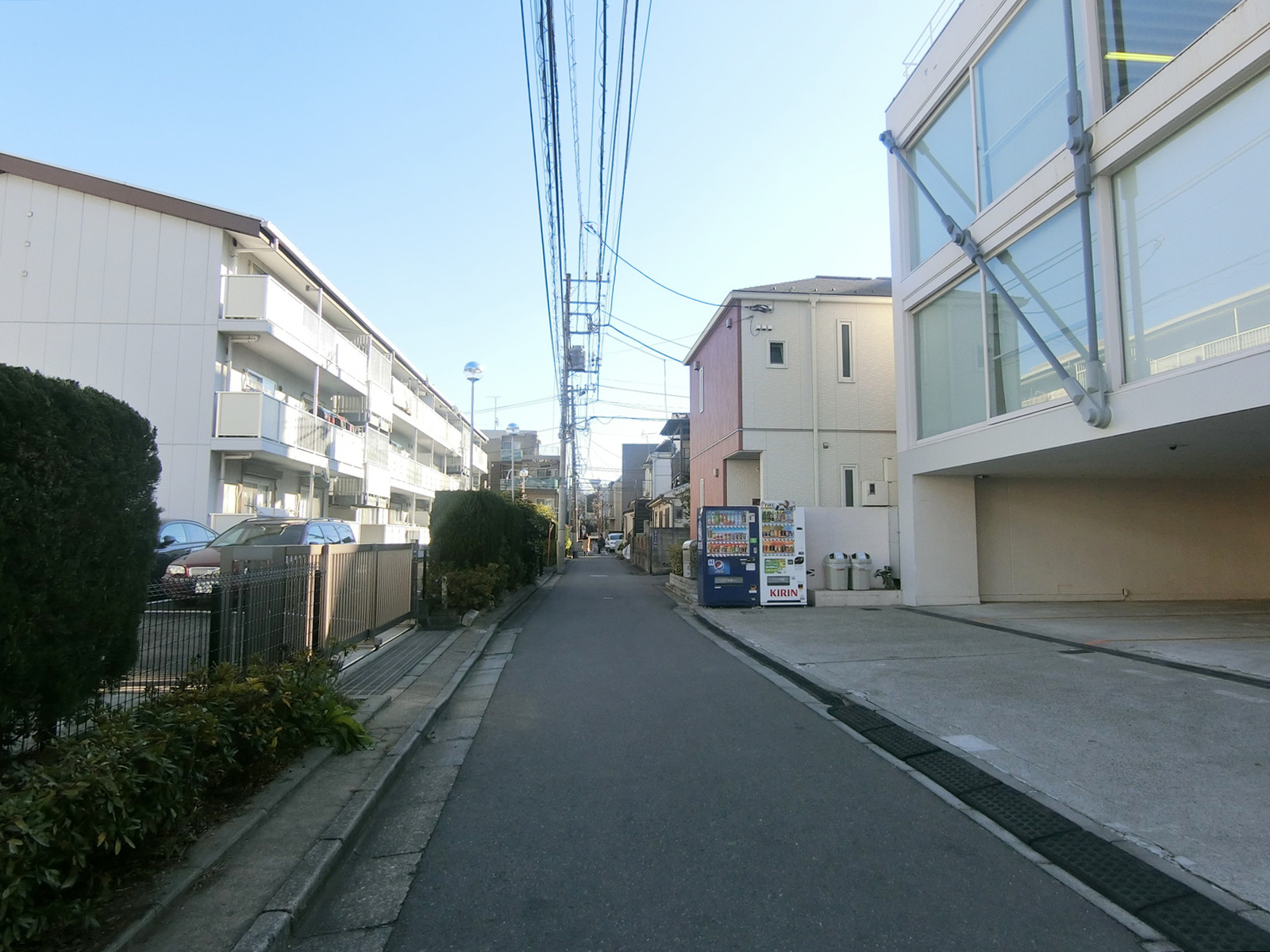 幡ヶ谷ART-2ビル前面の通り