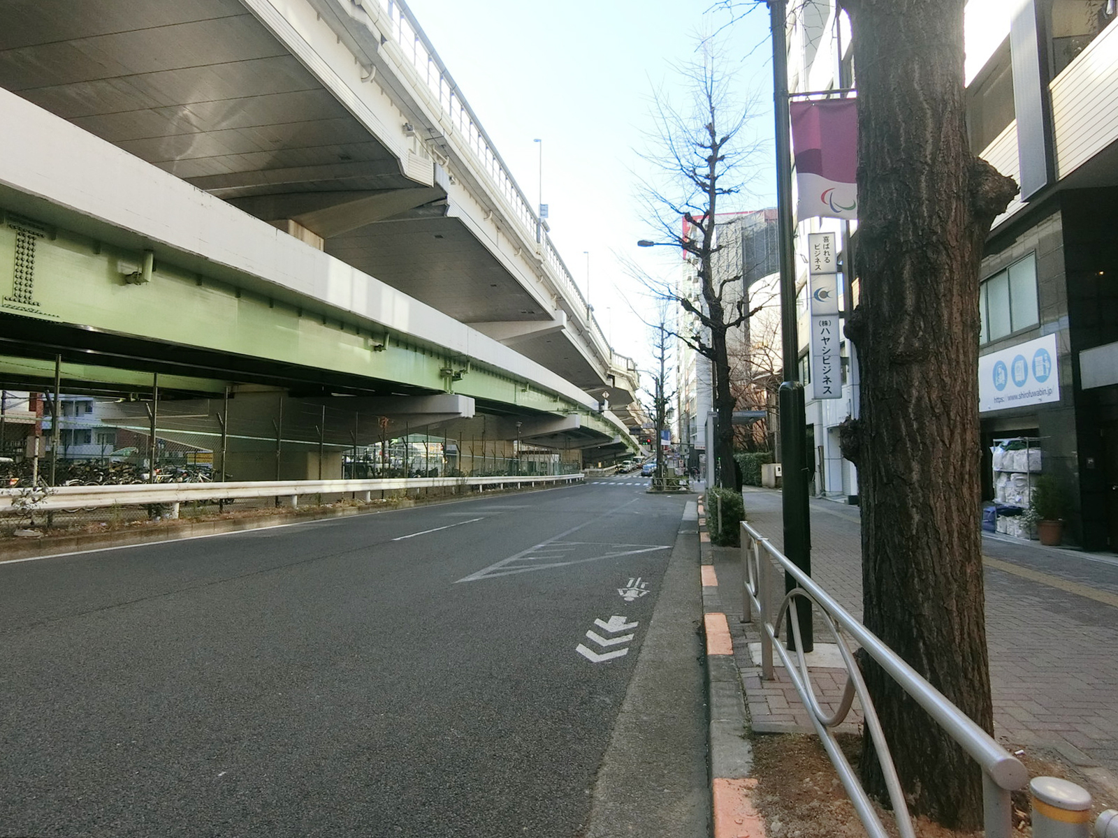 第一笹塚ビル前面の甲州街道