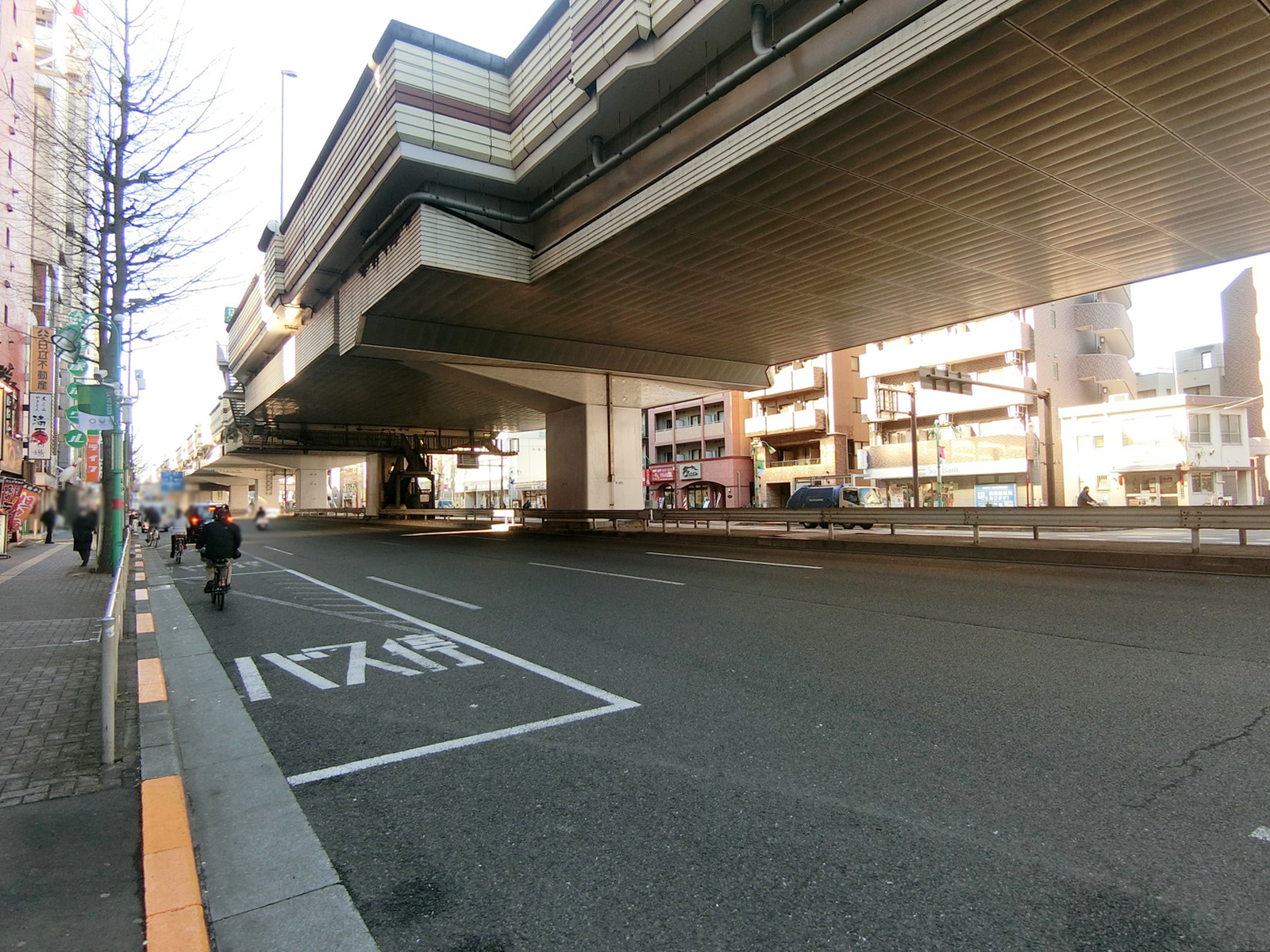 笹塚楽ビル前面の甲州街道