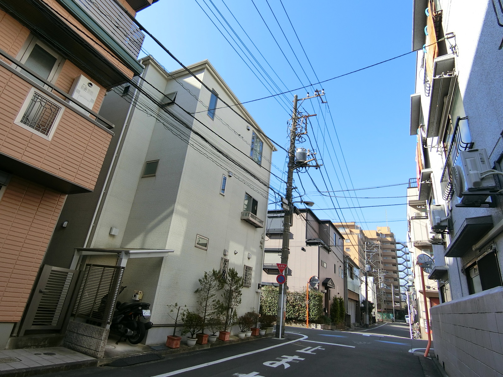 周辺は住宅街