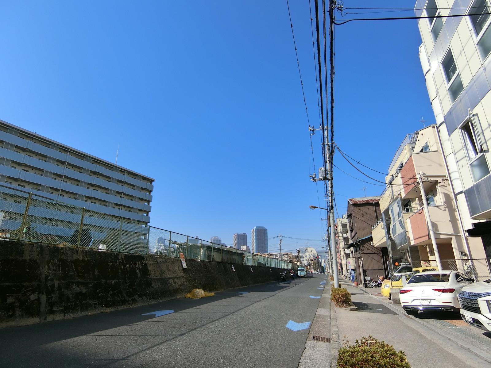 オフィスビル前面の通り