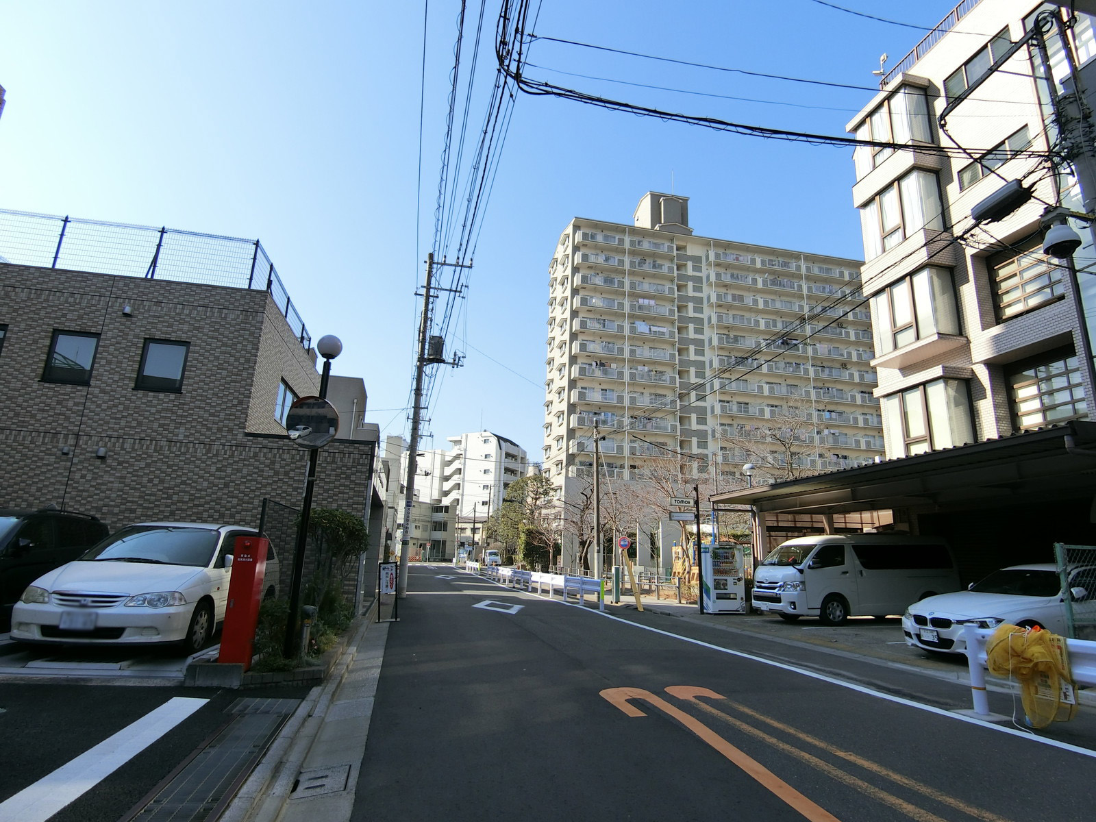 オフィスビル前面の通り