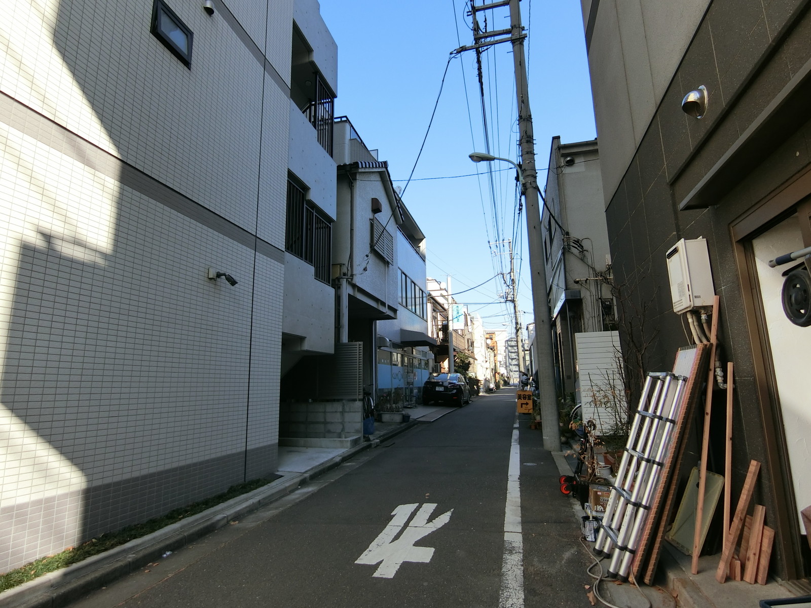 オフィスビル前面の通り