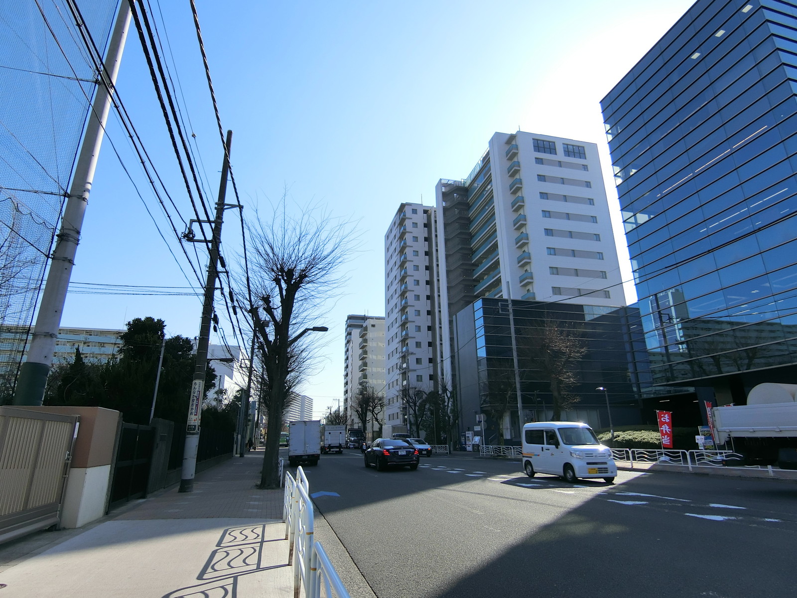 オフィスビル前面の越中島通り