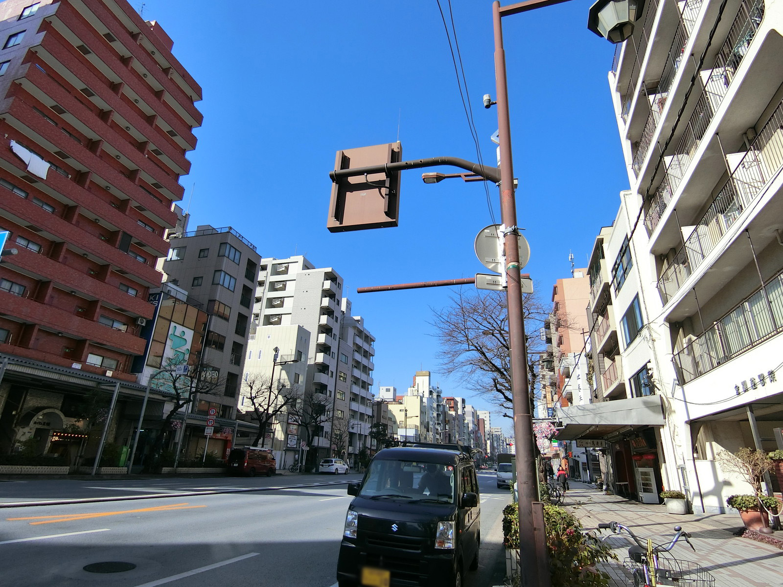 オフィスビル前面の永代通り