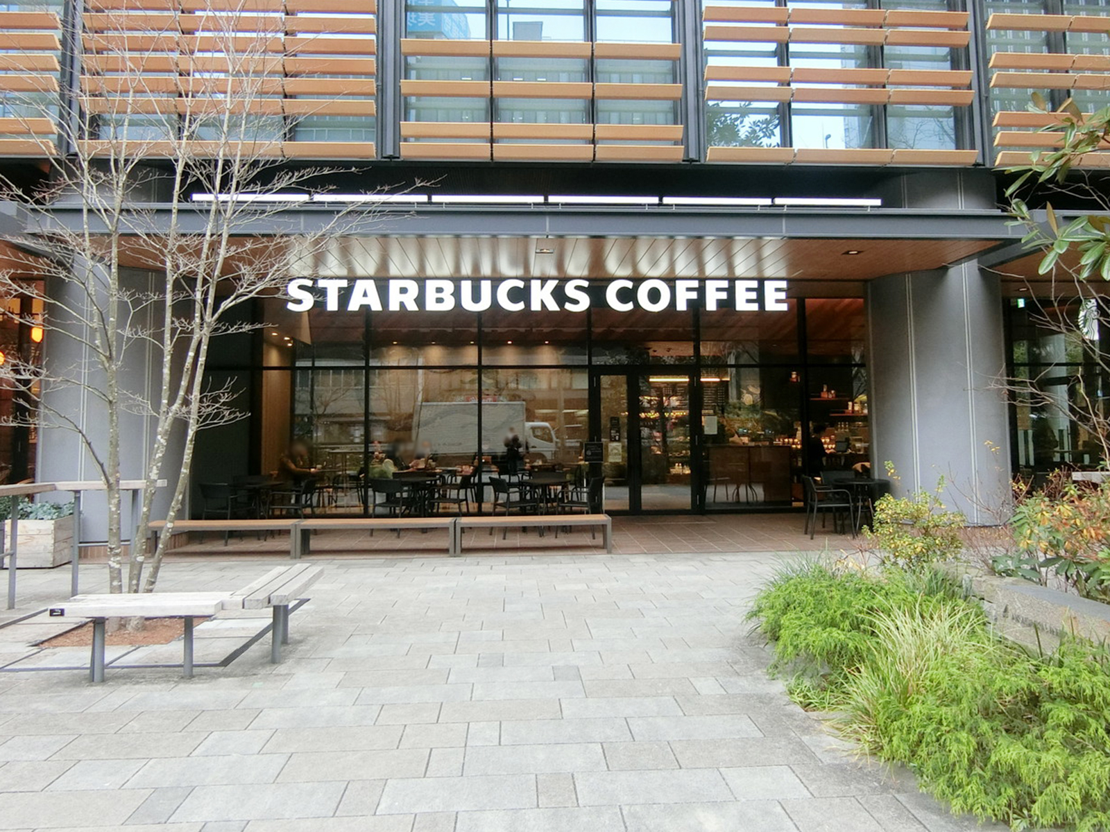 向かいのスターバックスコーヒー 赤坂インターシティAIR店
