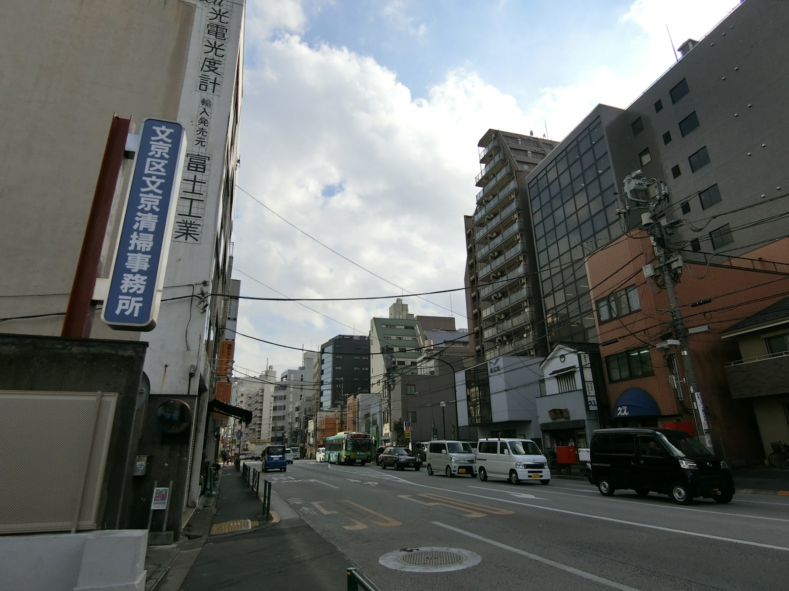 南山堂ビル前面の春日通り