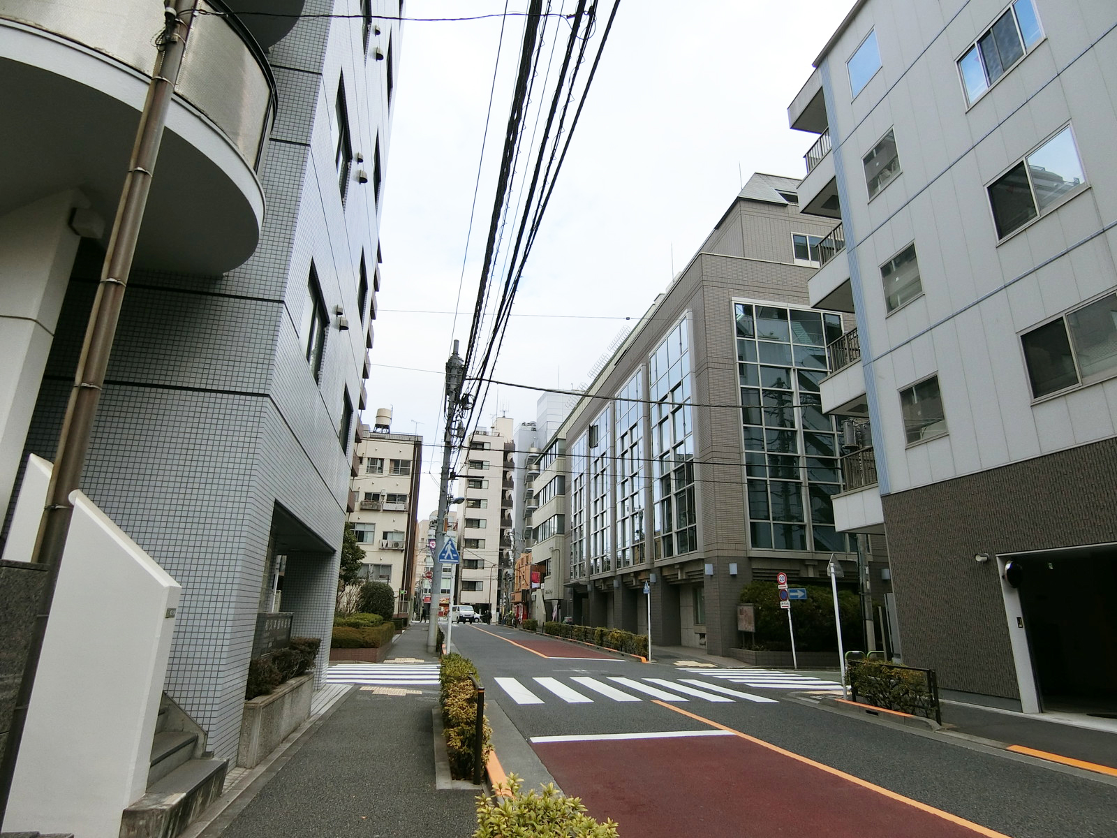 LUCID SQUARE YUSHIMA前面の通り