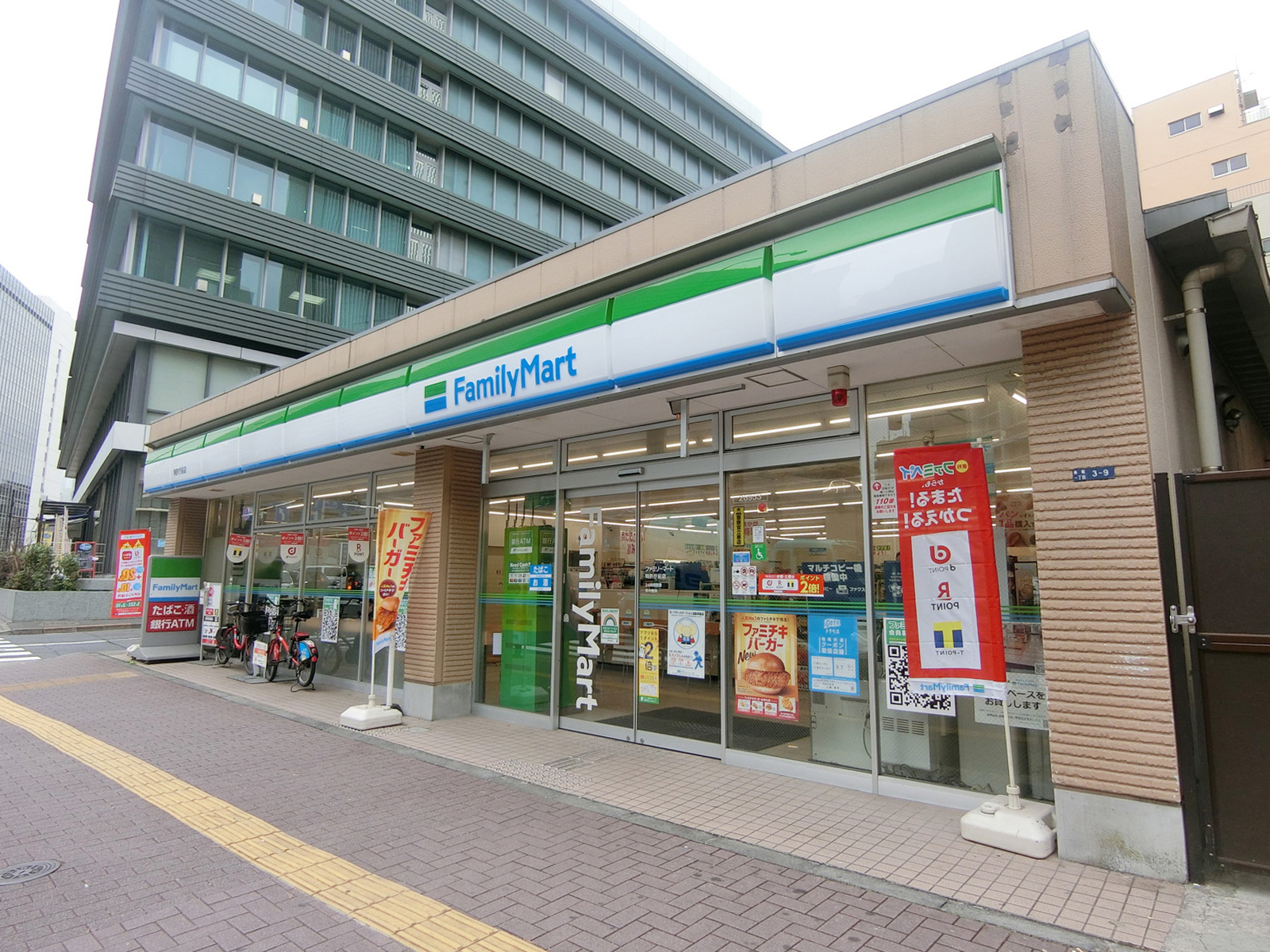 徒歩2分のファミリーマート 特許庁前店
