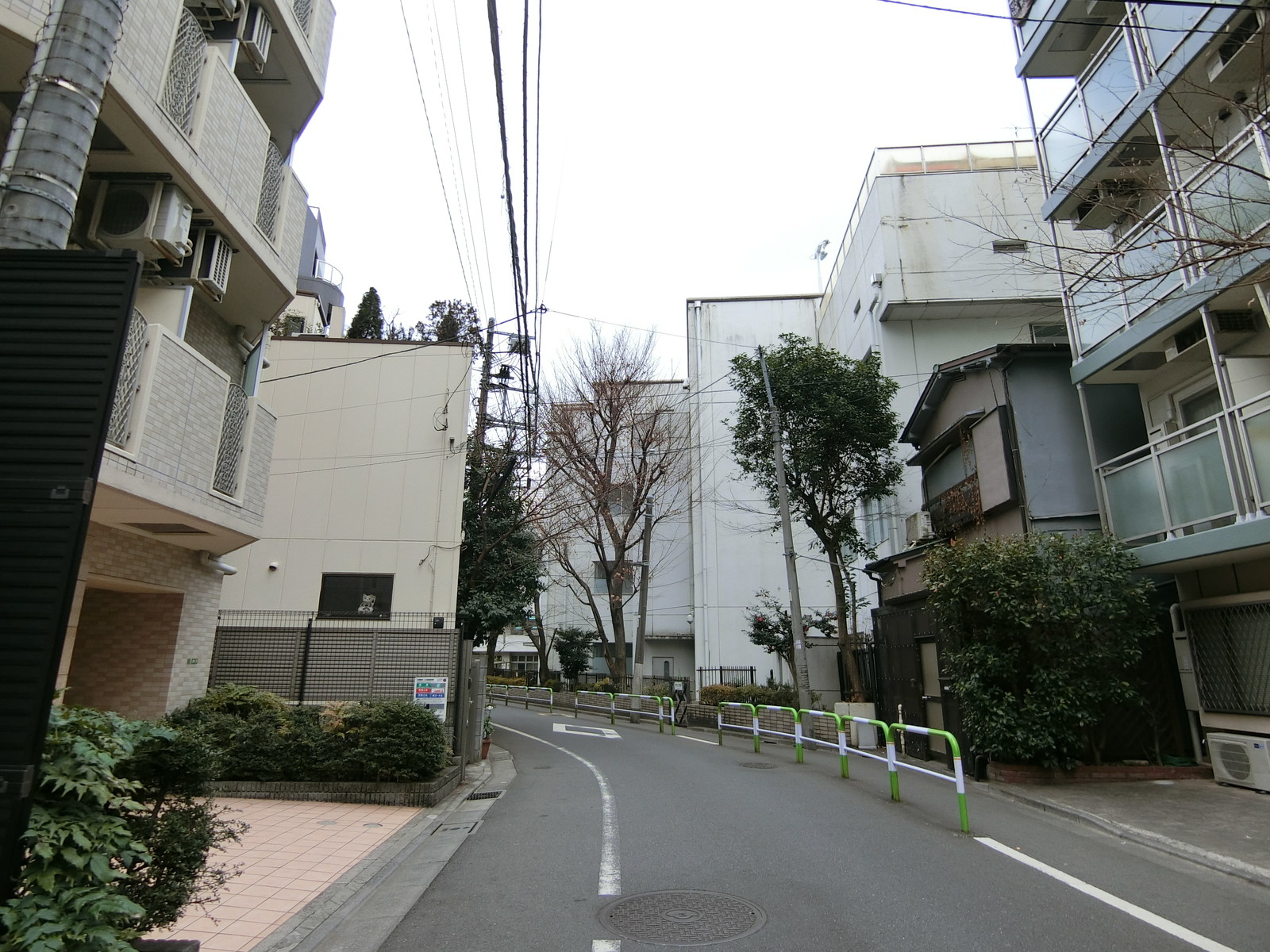 周辺は落ち着いた雰囲気の住宅街