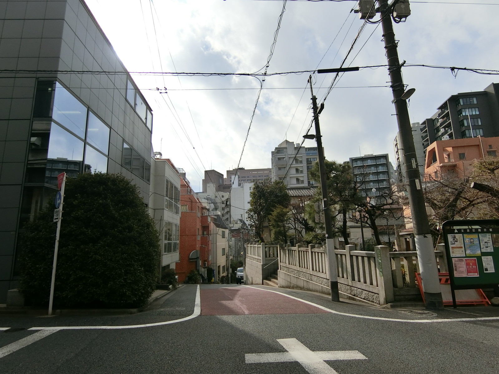 新和ビル前面の通り