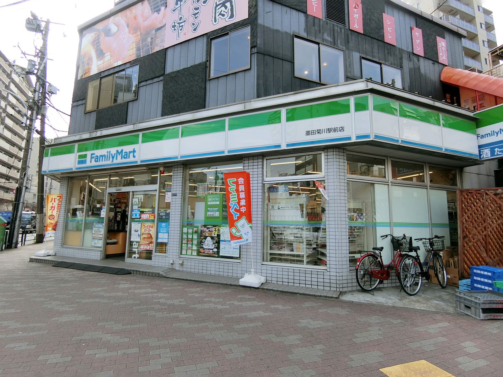 徒歩2分のファミリーマート