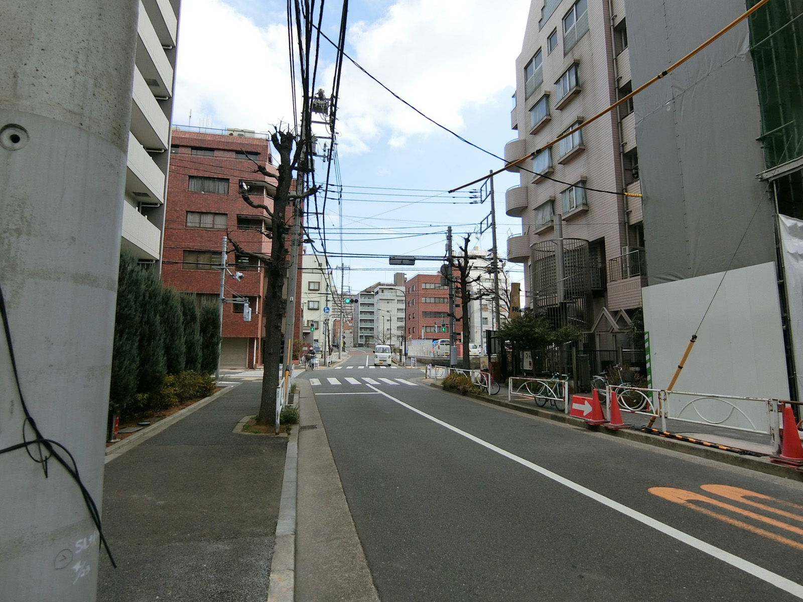 白石ビル前面の通り