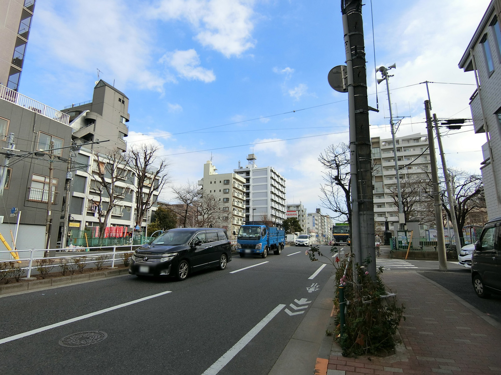 光ビル前面の新大橋通り