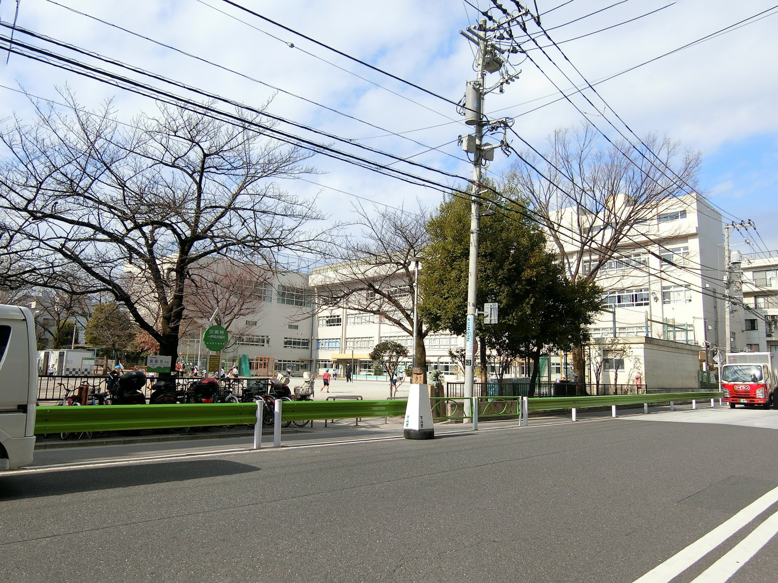 隣の墨田区立菊川小学校