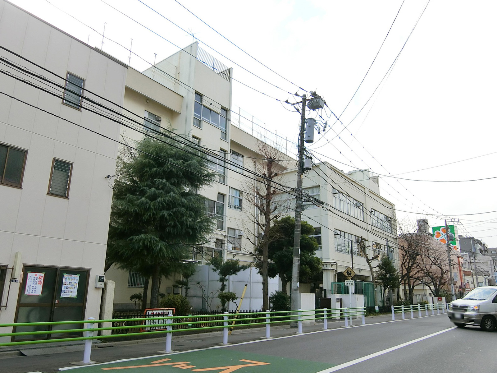 近くの墨田区立中和小学校