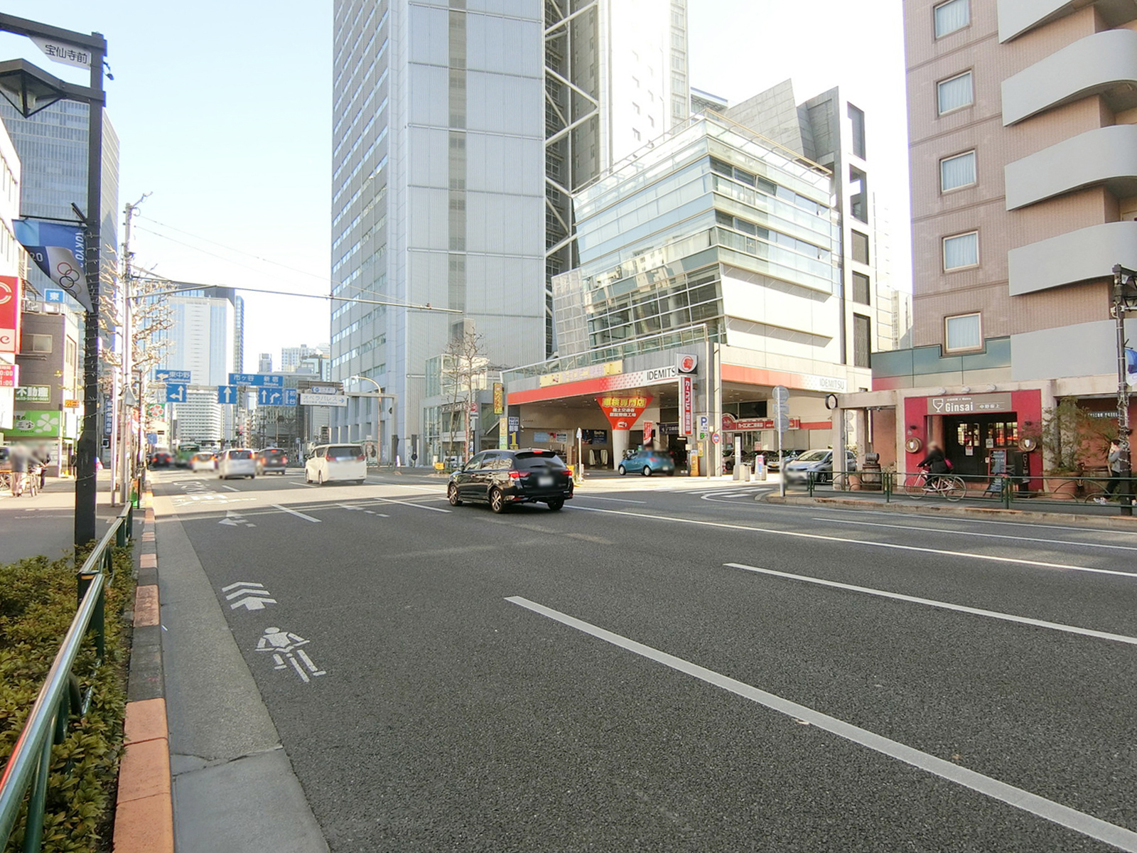 板屋ビル前面の青梅街道