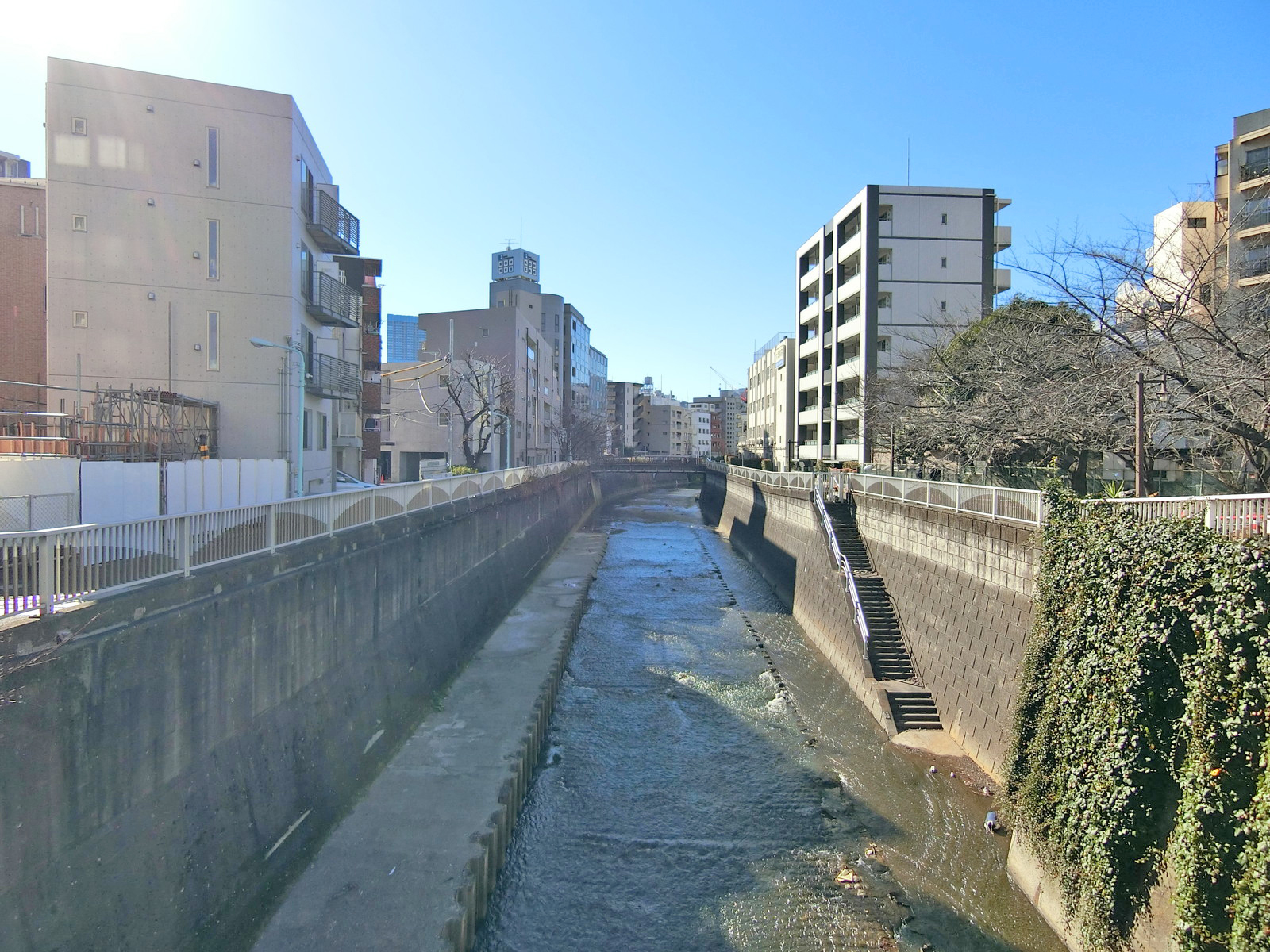 近くを流れる神田川