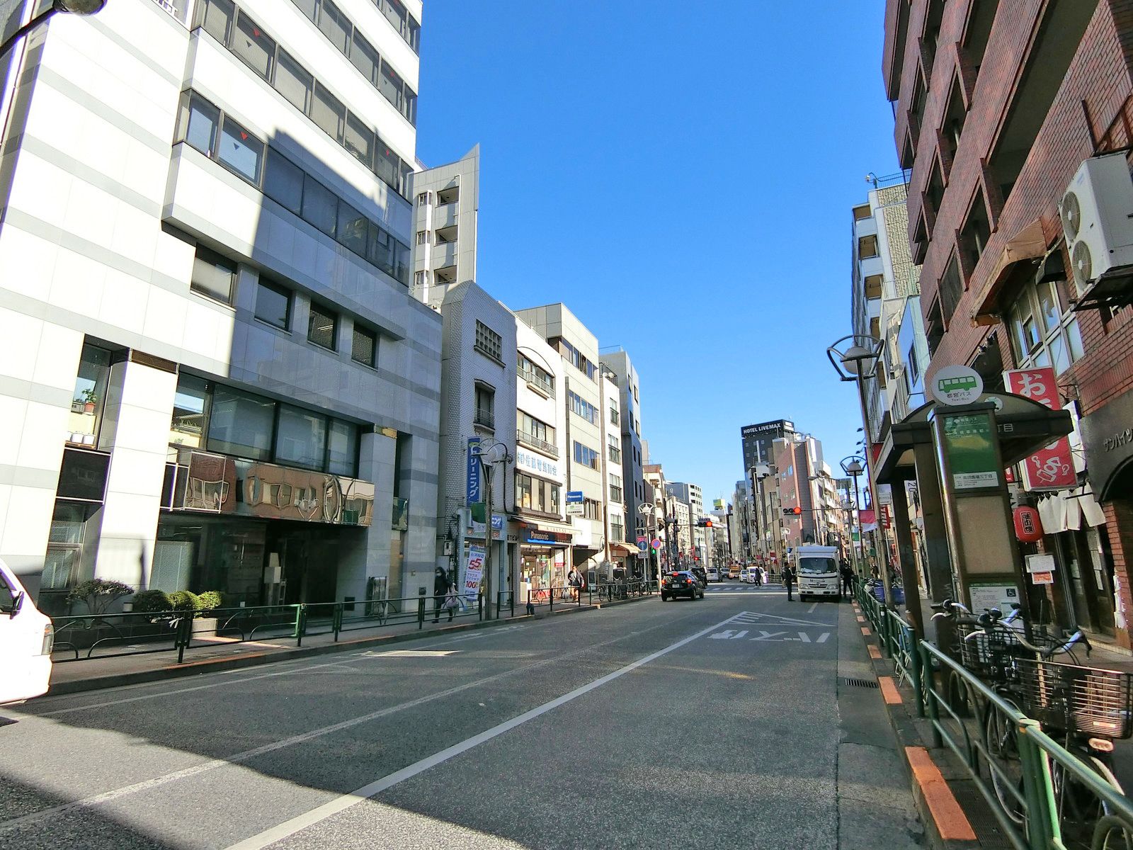 早稲田通り沿いに立地