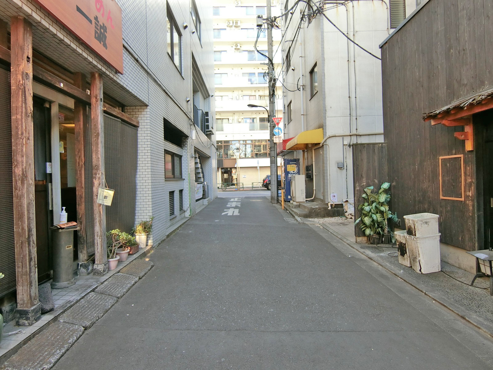 高田馬場ファミリービル前面の通り