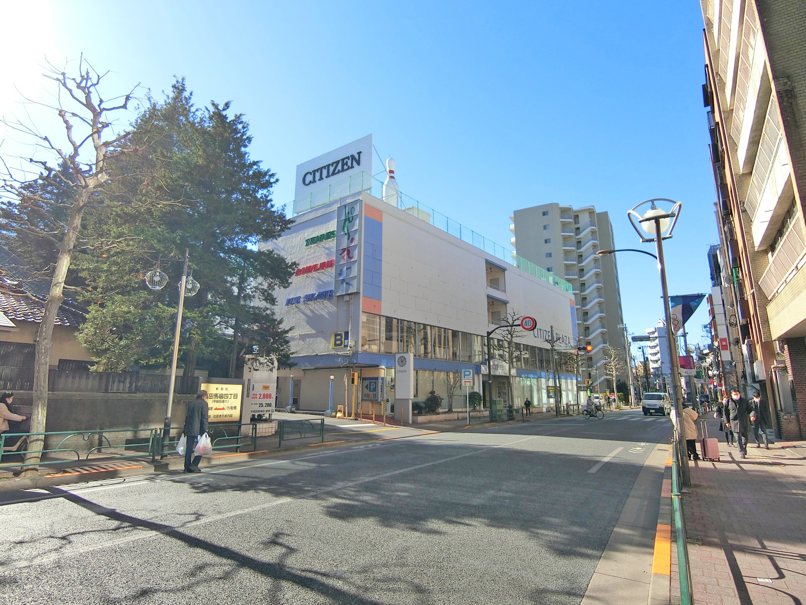 早稲田通り沿いに立地